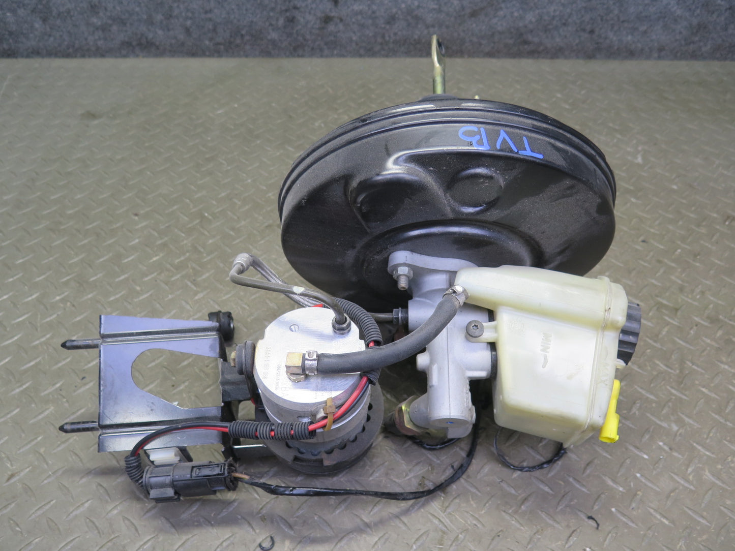 2001 BMW E46 330ci Brake Master Cylinder Booster Fluid Reservoir w DSC Pump OEM