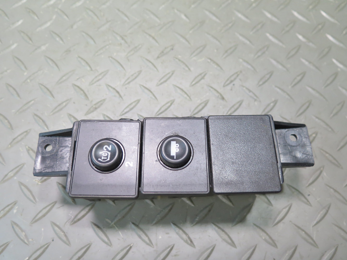 2003 -2007 Hummer H2 Dash Center Traction Control & TOW Haul Switch 15192440