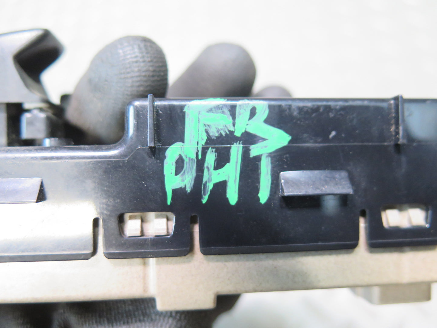 2003-2007 Hummer H2 Front Right Pass Side Door Window Switch 21994841