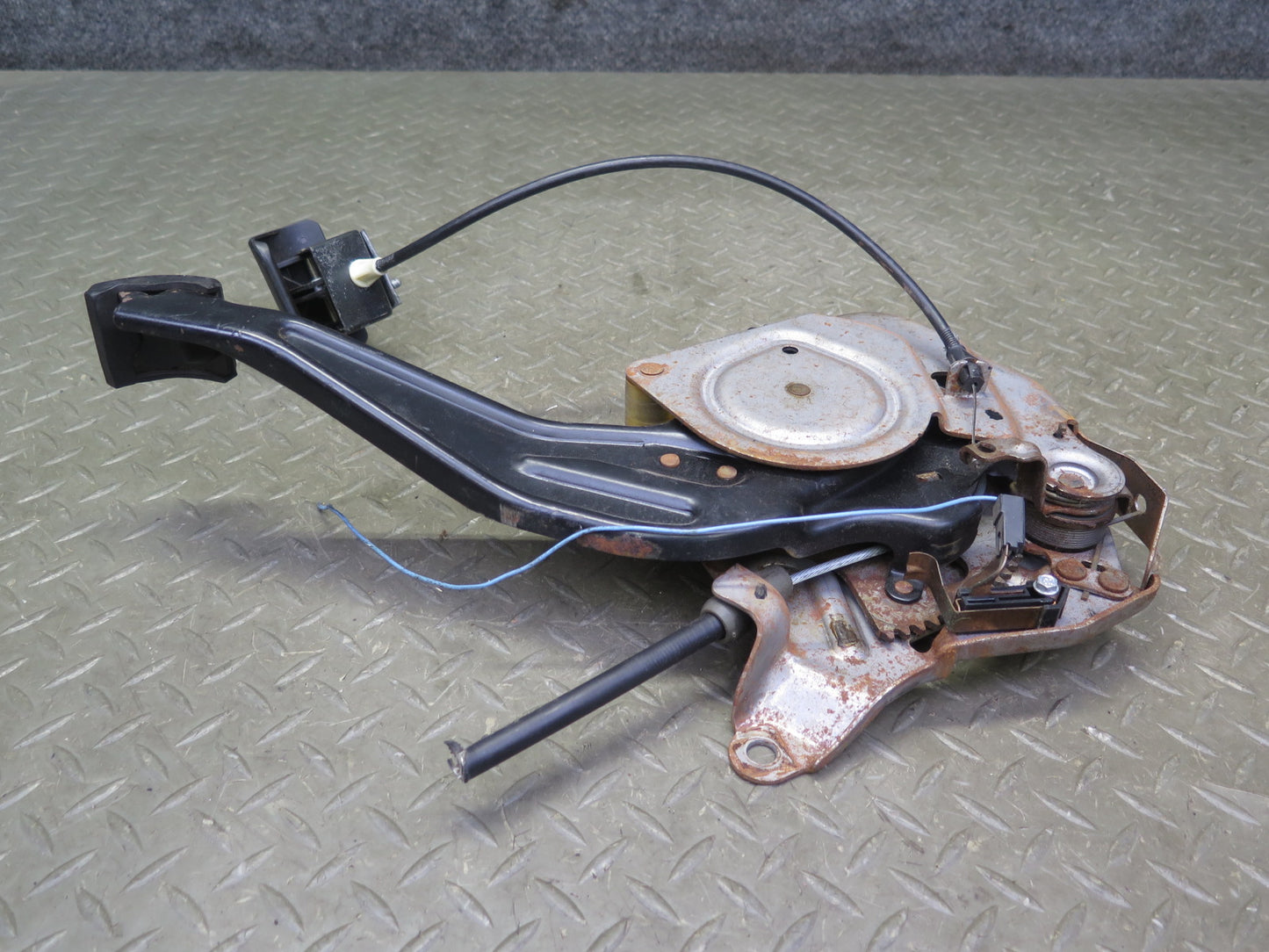 2003-2005 Hummer H2 Manual Emergency Parking Brake Stop Pedal
