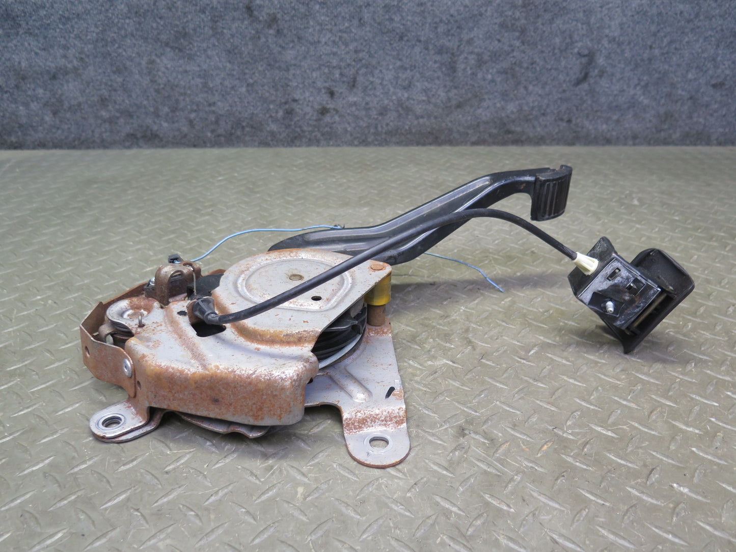 2003-2005 Hummer H2 Manual Emergency Parking Brake Stop Pedal