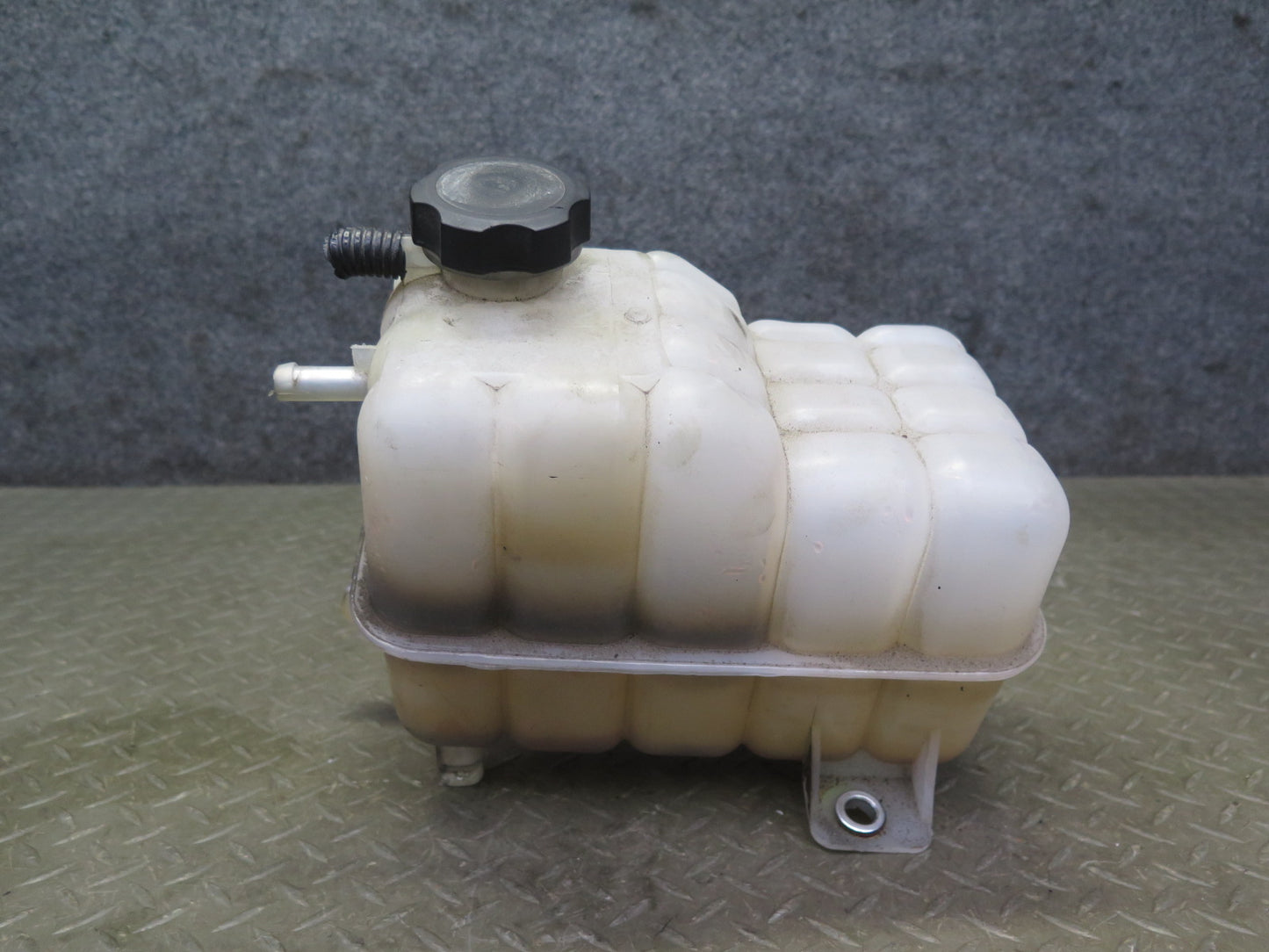 2003-2007 Hummer H2 Engine Coolant Expansion Overflow Reservoir Tank