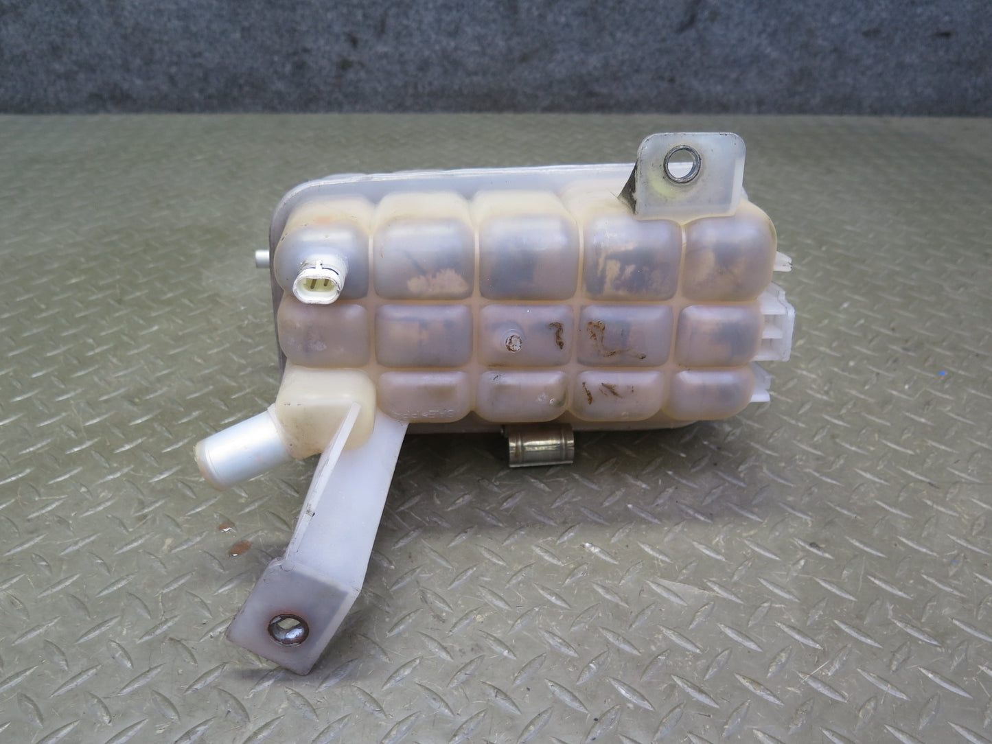 2003-2007 Hummer H2 Engine Coolant Expansion Overflow Reservoir Tank