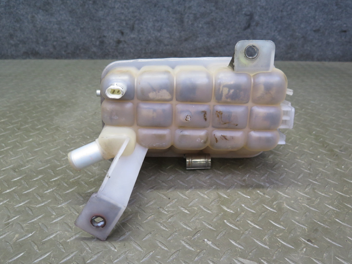 2003-2007 Hummer H2 Engine Coolant Expansion Overflow Reservoir Tank