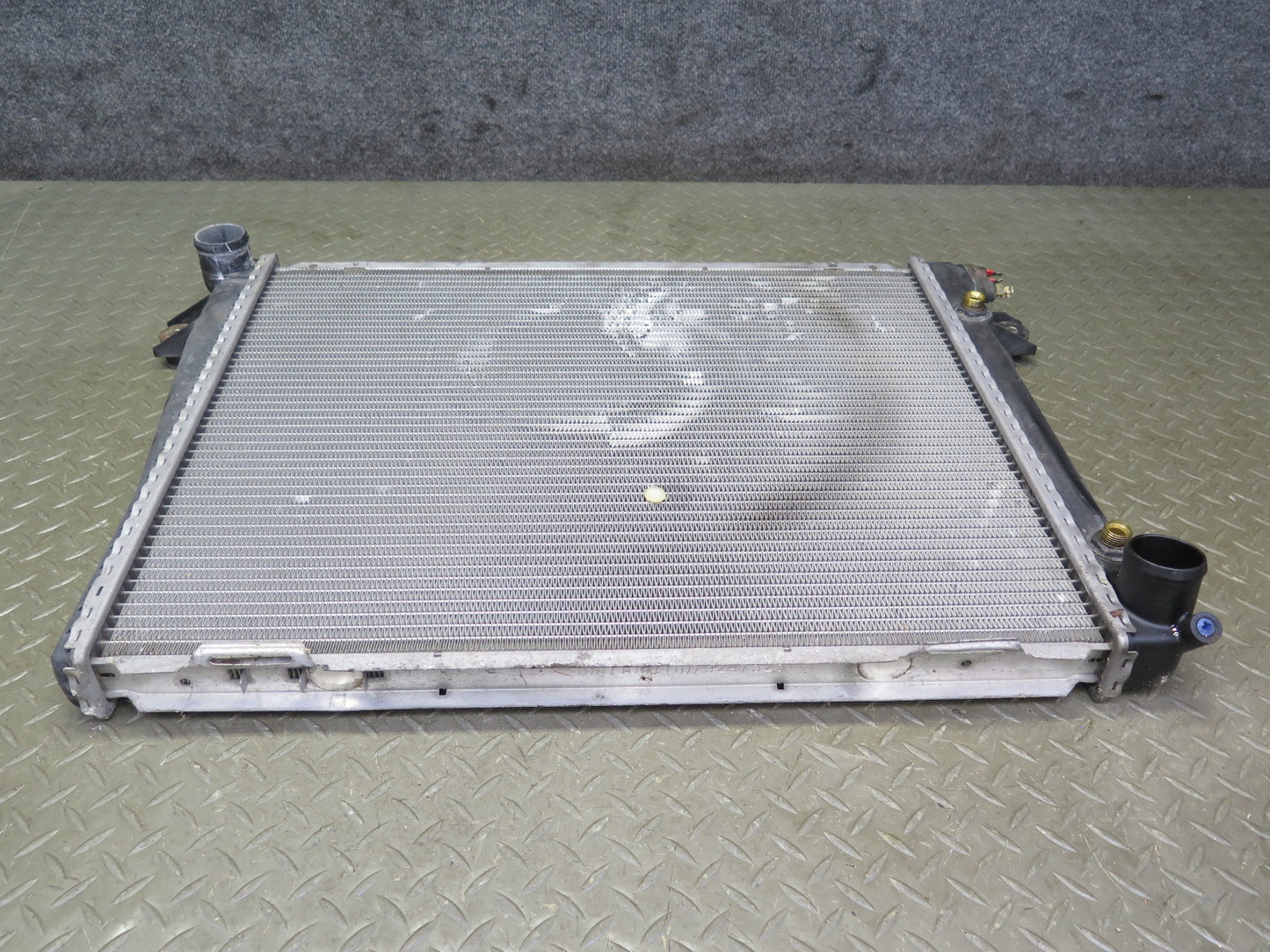 83-89 BMW E24 633CSI 635CSI M30 AT Transmission Engine Cooling Radiator Behr