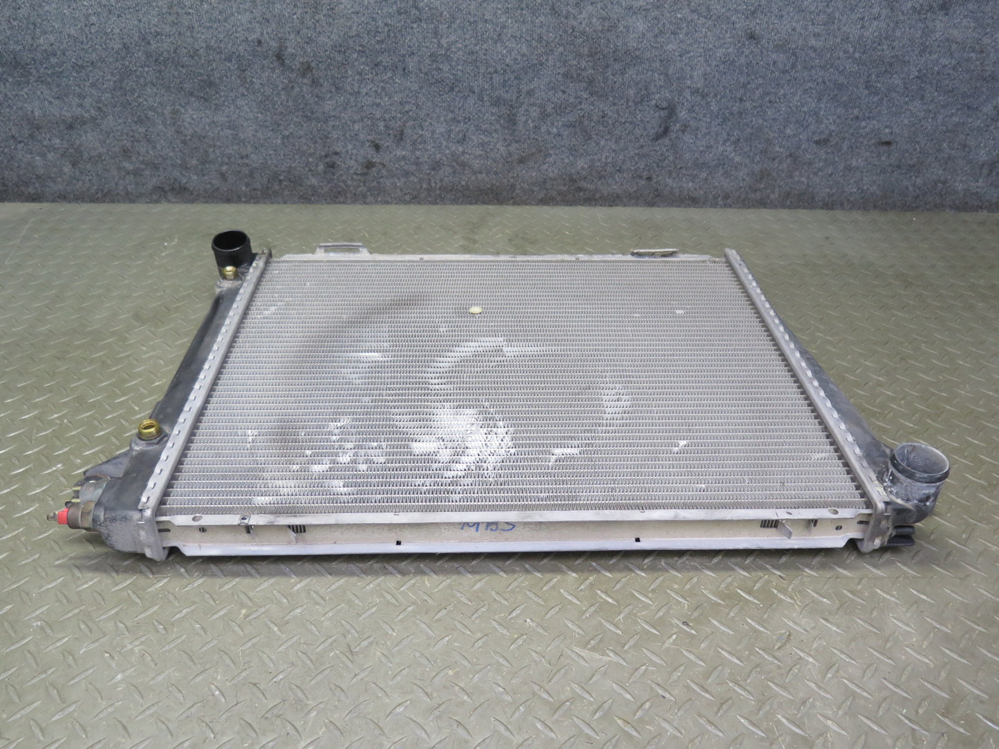 83-89 BMW E24 633CSI 635CSI M30 AT Transmission Engine Cooling Radiator Behr
