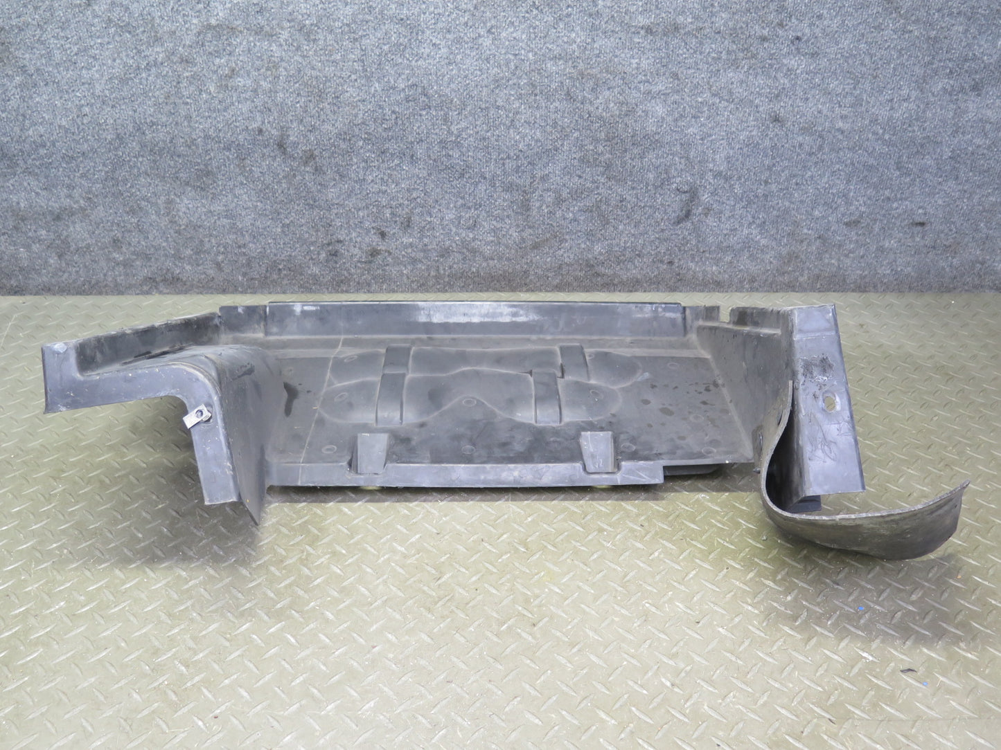 2004-2009 Cadillac XLR 4.6L Radiator Support Baffle Cover Air Duct 10353263