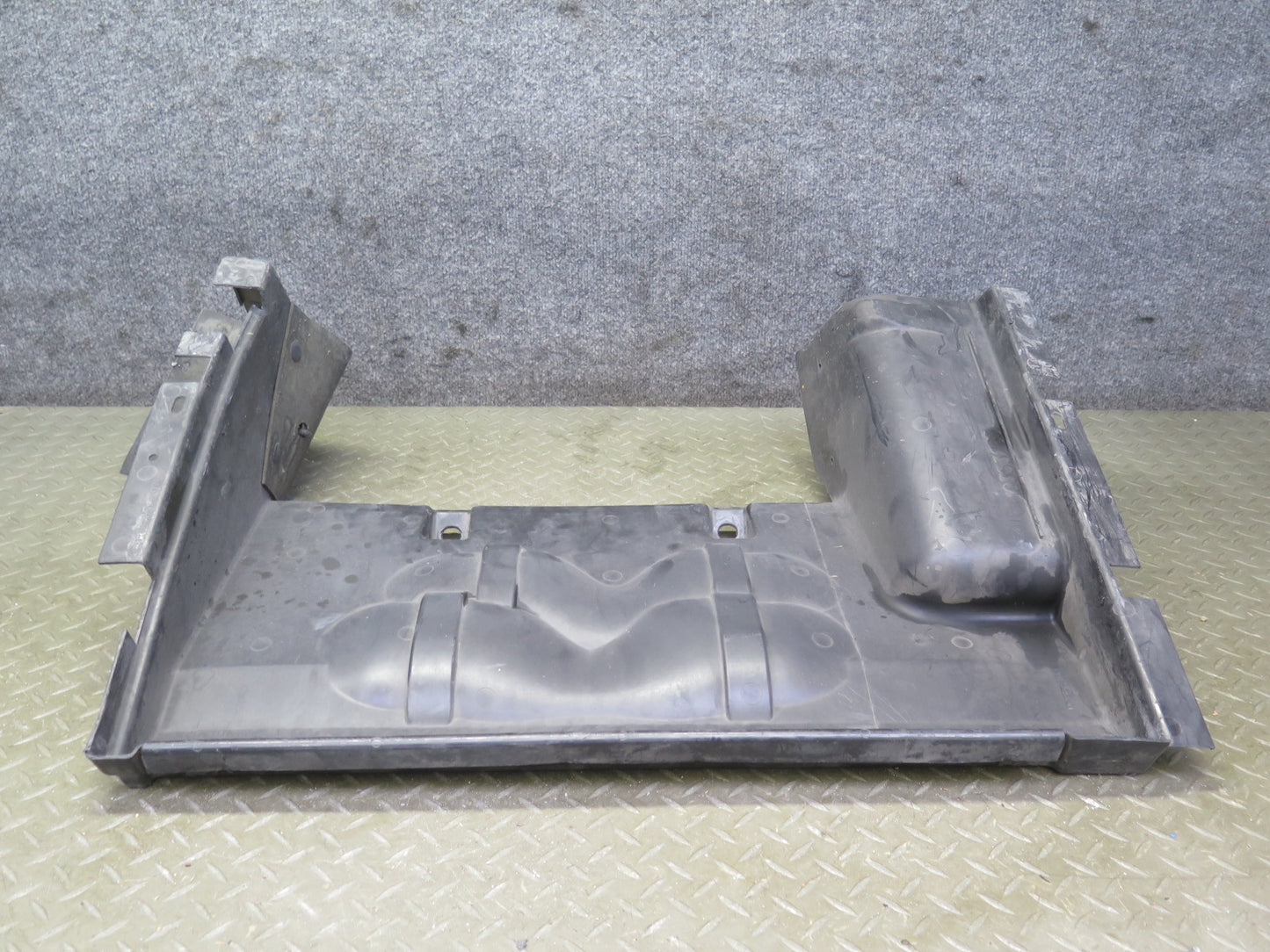 2004-2009 Cadillac XLR 4.6L Radiator Support Baffle Cover Air Duct 10353263