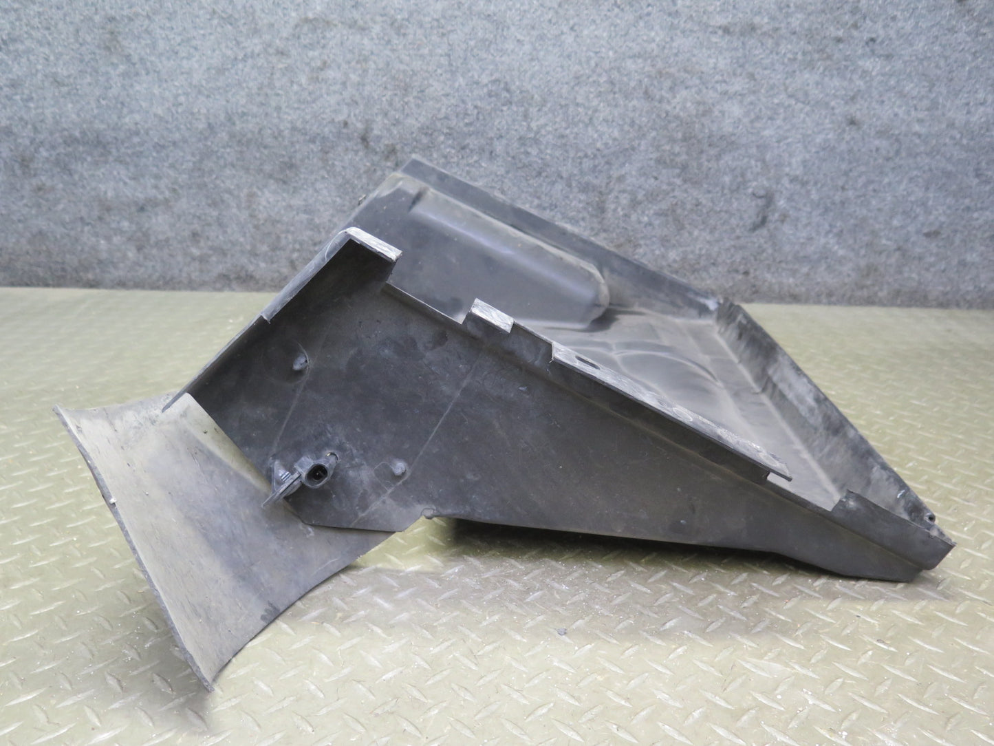 2004-2009 Cadillac XLR 4.6L Radiator Support Baffle Cover Air Duct 10353263