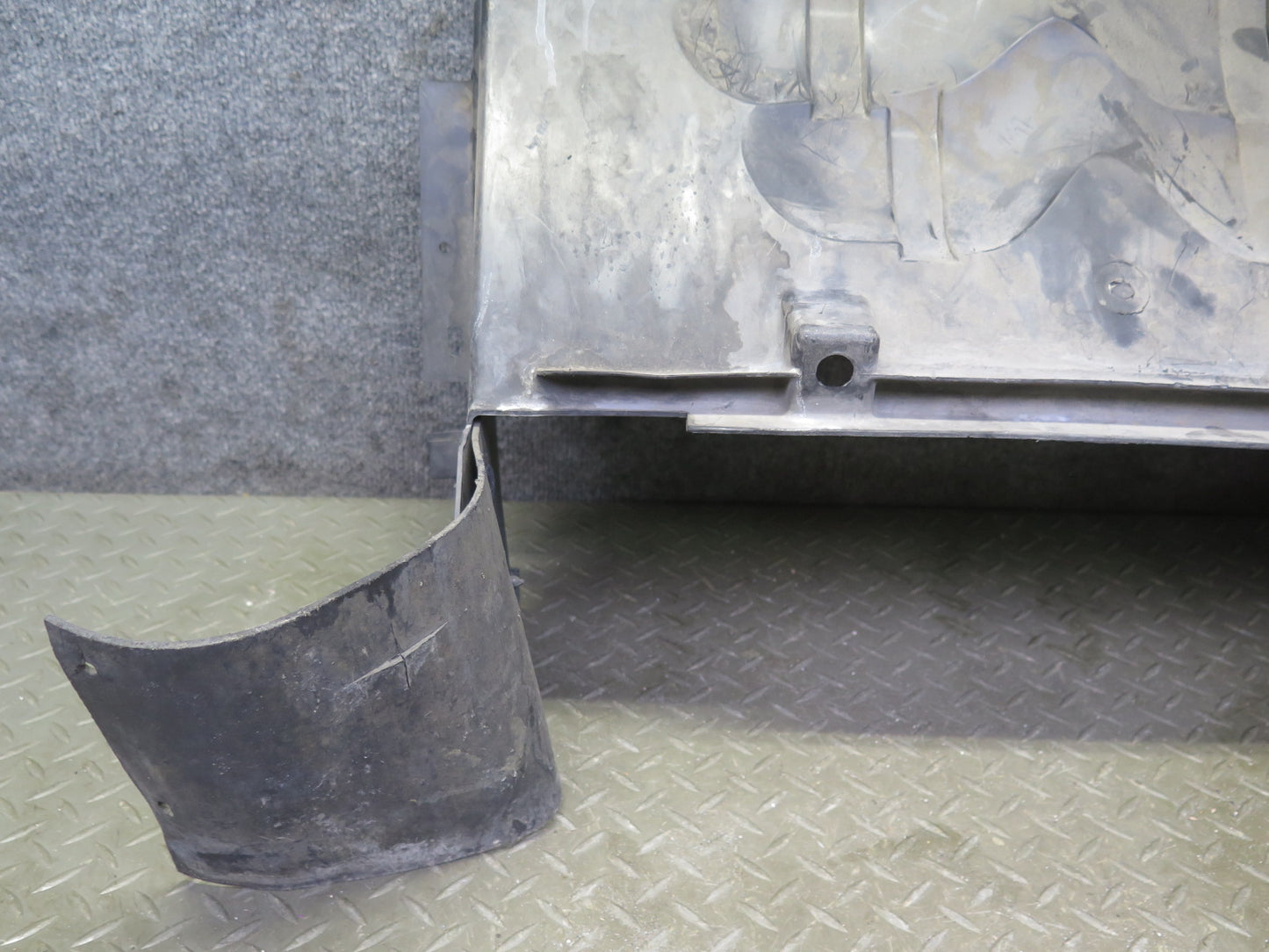 2004-2009 Cadillac XLR 4.6L Radiator Support Baffle Cover Air Duct 10353263