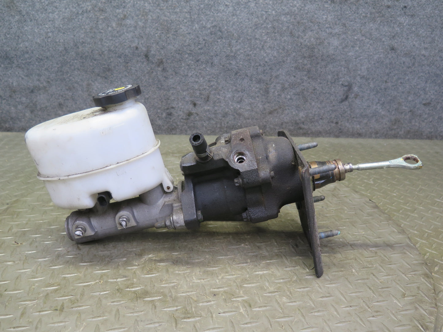 2003-2007 Hummer H2 Brake Master Cylinder Booster Fluid Reservoir Assembly