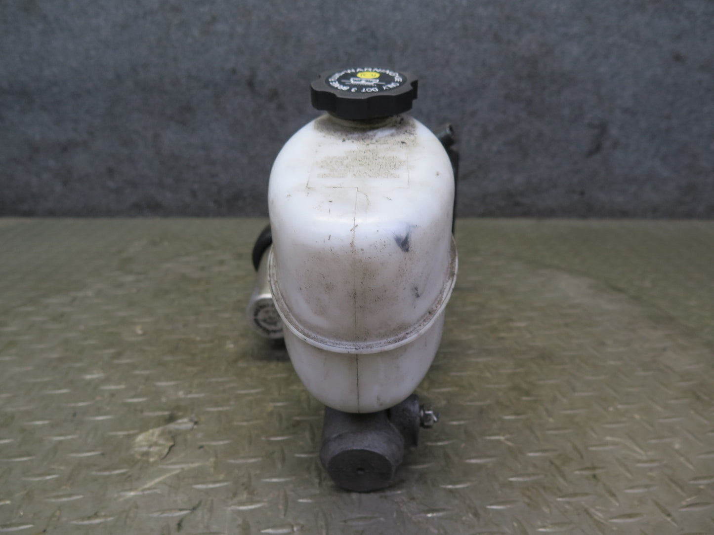 2003-2007 Hummer H2 Brake Master Cylinder Booster Fluid Reservoir Assembly