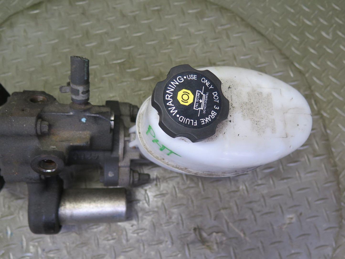 2003-2007 Hummer H2 Brake Master Cylinder Booster Fluid Reservoir Assembly