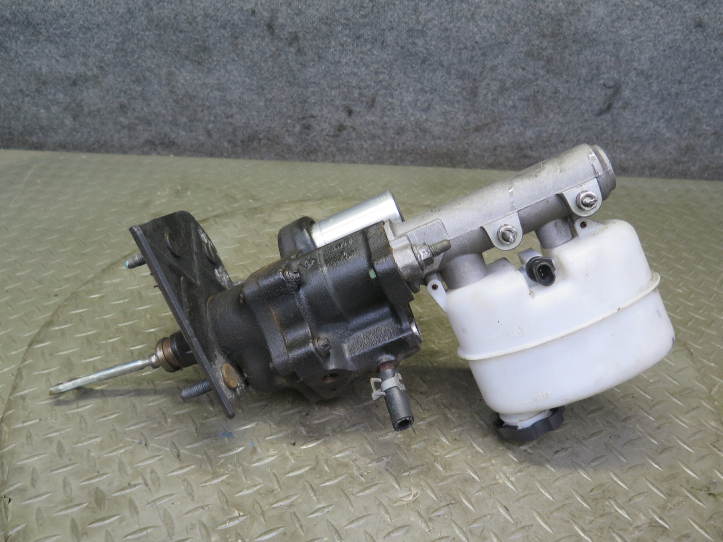 2003-2007 Hummer H2 Brake Master Cylinder Booster Fluid Reservoir Assembly