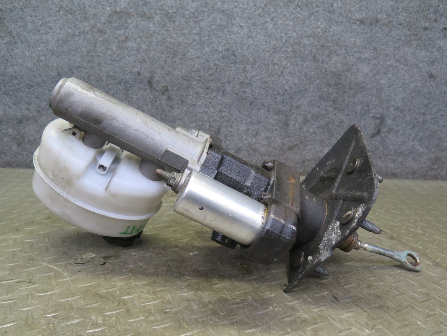 2003-2007 Hummer H2 Brake Master Cylinder Booster Fluid Reservoir Assembly