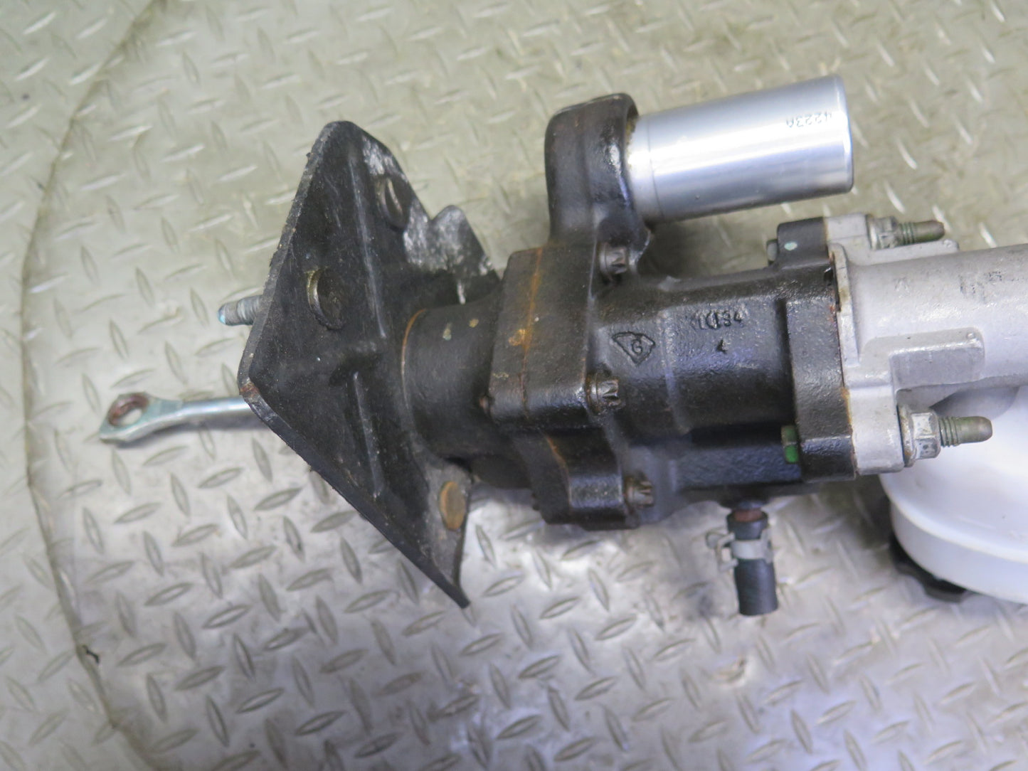 2003-2007 Hummer H2 Brake Master Cylinder Booster Fluid Reservoir Assembly