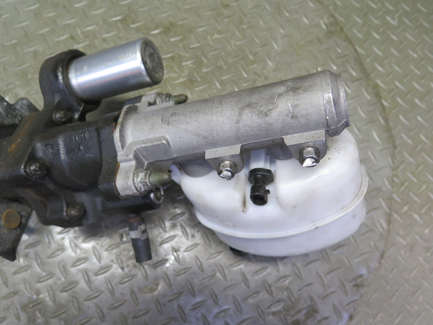 2003-2007 Hummer H2 Brake Master Cylinder Booster Fluid Reservoir Assembly