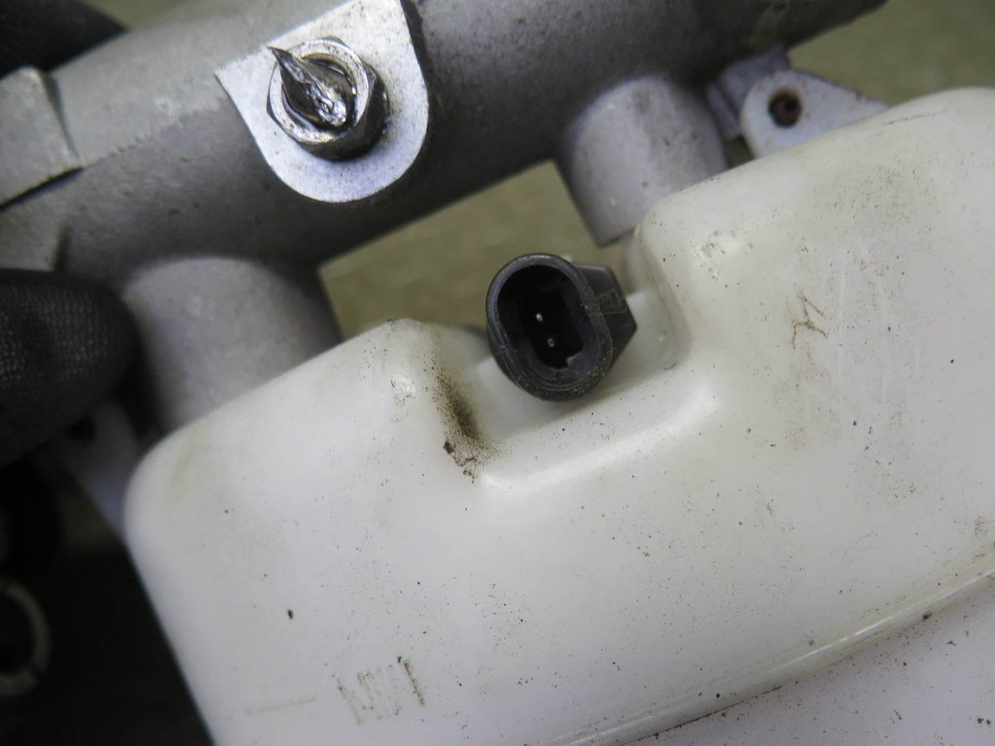 2003-2007 Hummer H2 Brake Master Cylinder Booster Fluid Reservoir Assembly