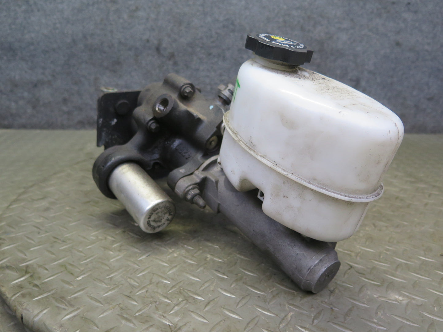 2003-2007 Hummer H2 Brake Master Cylinder Booster Fluid Reservoir Assembly