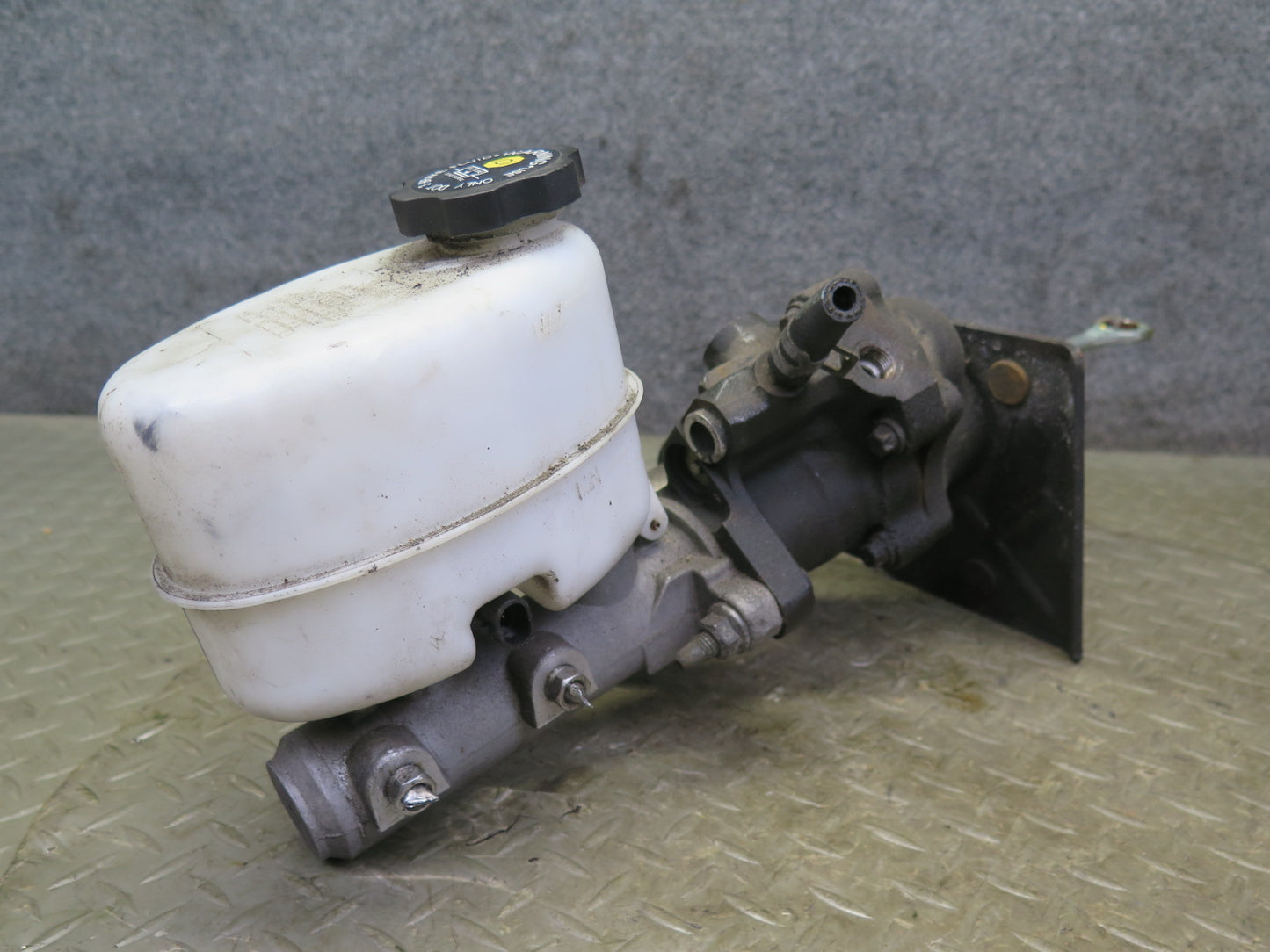 2003-2007 Hummer H2 Brake Master Cylinder Booster Fluid Reservoir Assembly