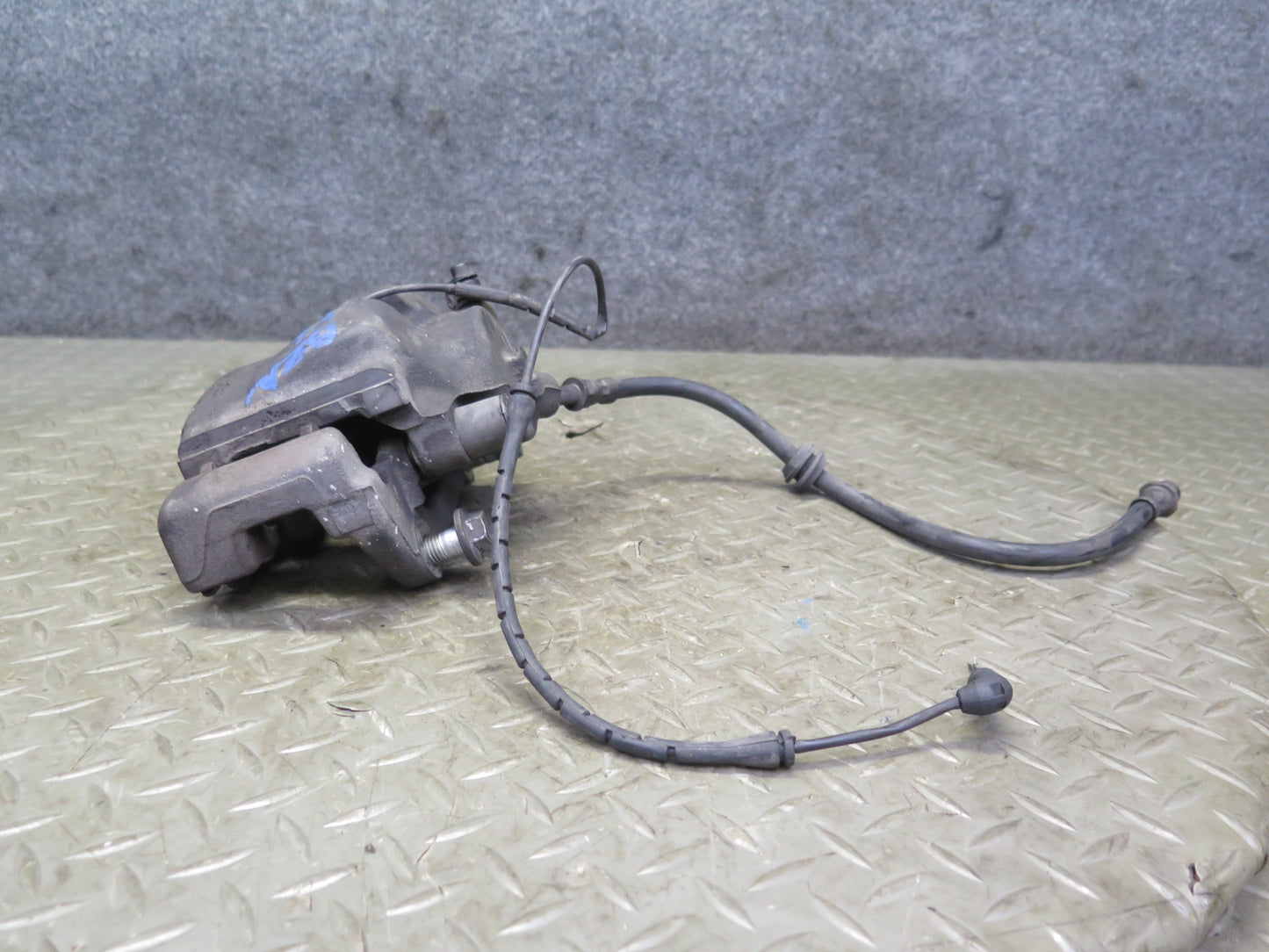 03-08 BMW E85 Z4 3.0L RWD Set of 2 Front Left & Right Brake Caliper OEM