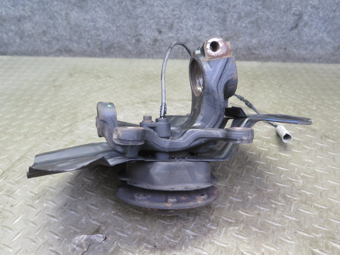 2001-2006 BMW E46 M3 Front Right Spindle Knuckle Wheel Hub Bearing