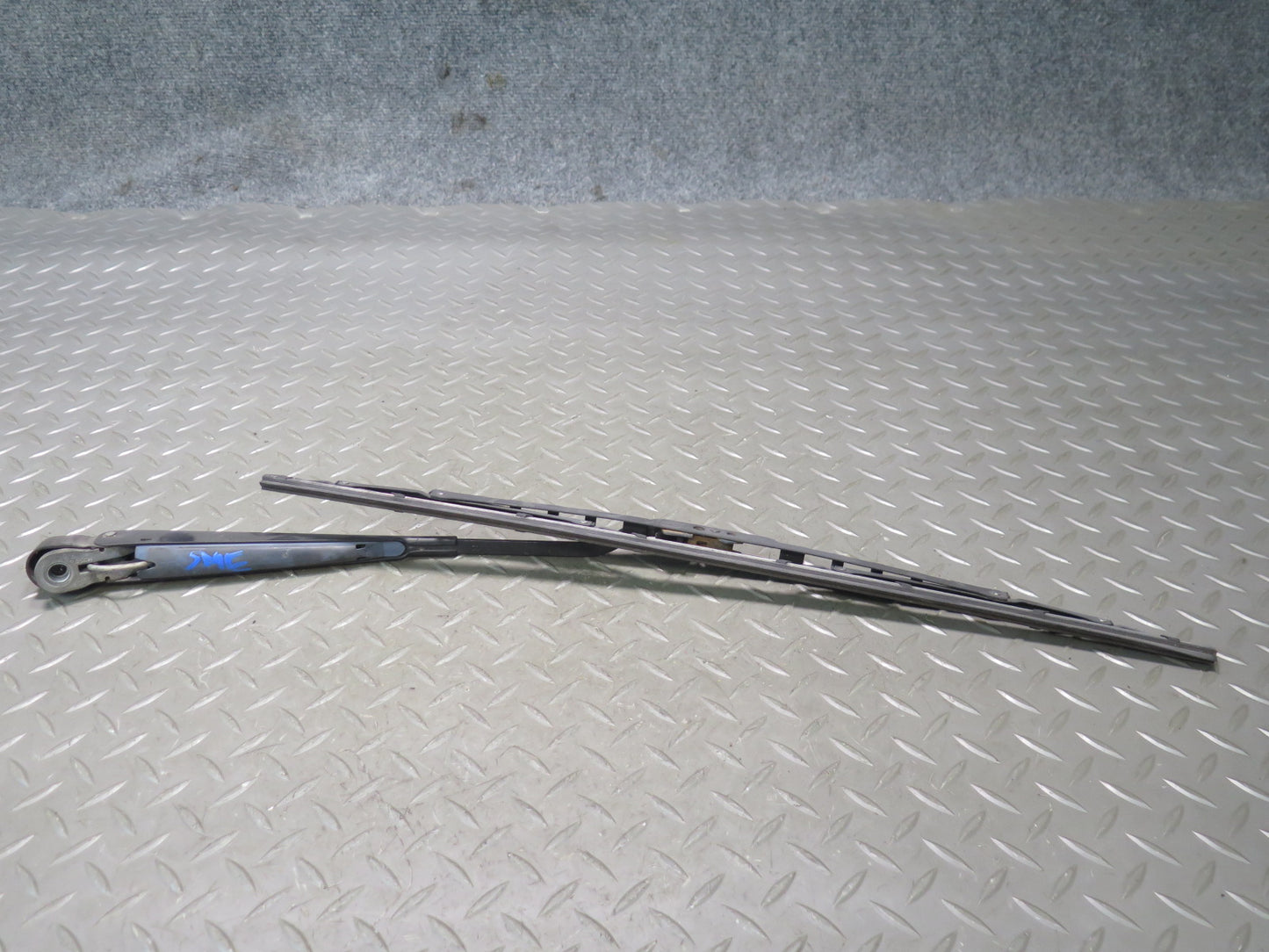 74-85 Mercedes W123 Set of 2 Front Left & Right Windshield Wiper Arm OEM