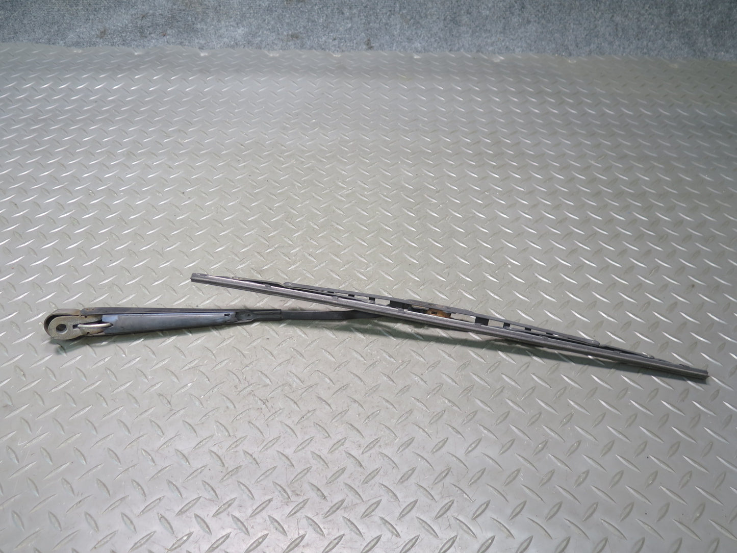 74-85 Mercedes W123 Set of 2 Front Left & Right Windshield Wiper Arm OEM