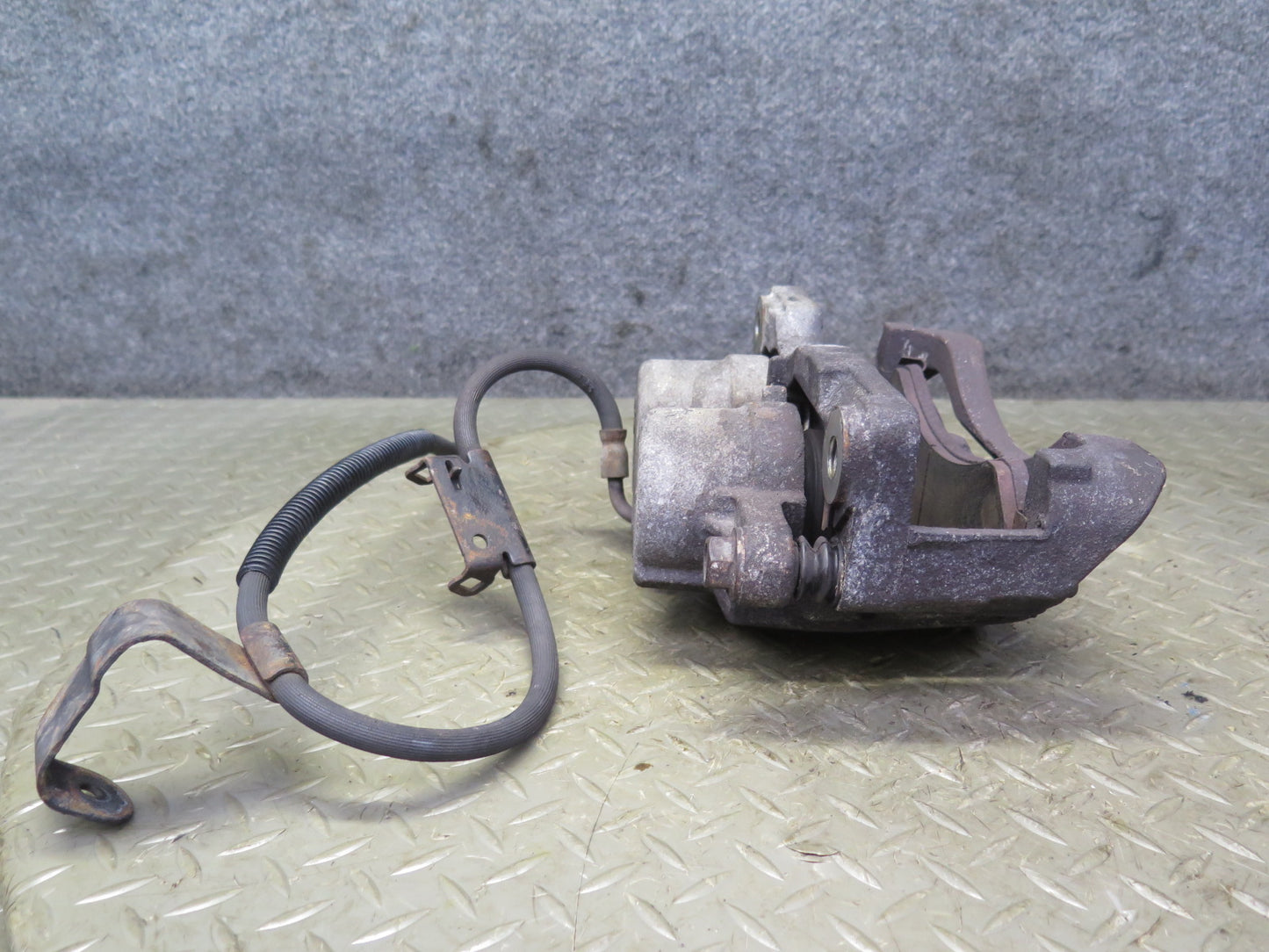 2003-2009 Hummer H2 AWD Front Left & Right Side Brake Caliper Set of 2