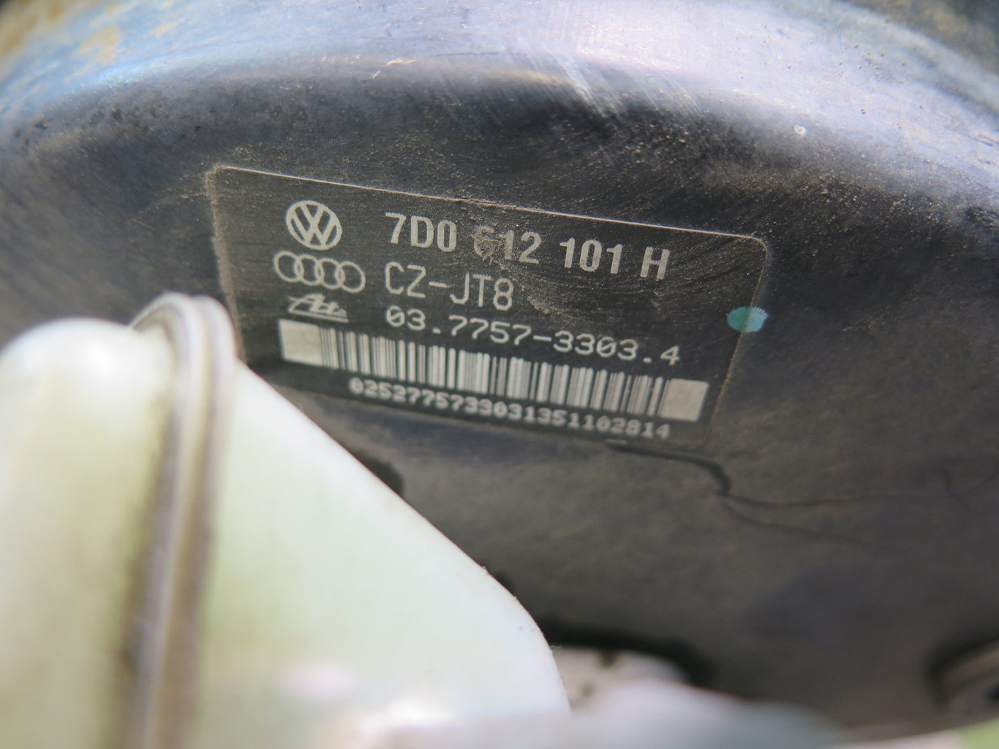 99-03 VW Eurovan T4 Brake Master Cylinder Booster Fluid Reservoir OEM