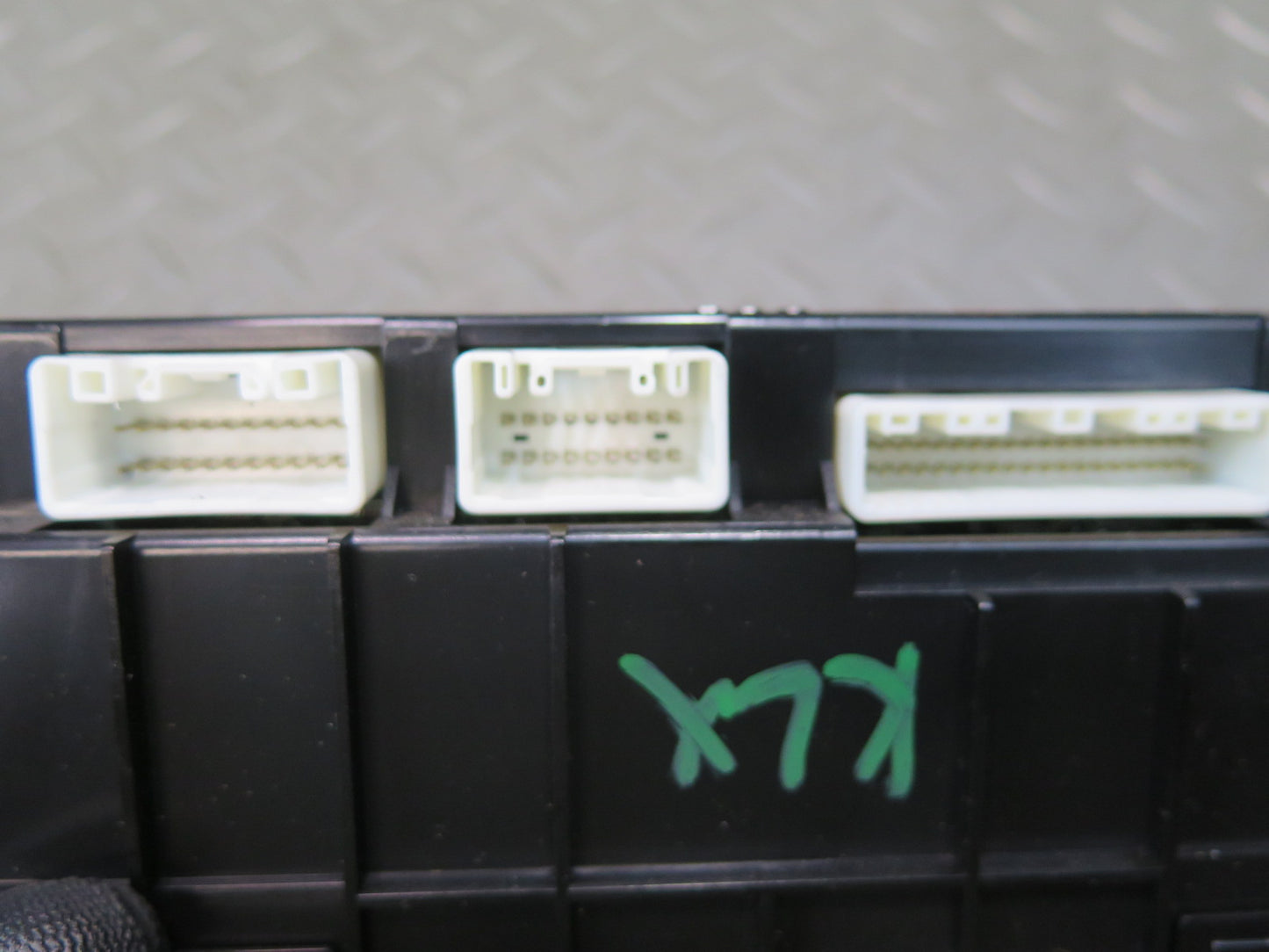 2003-2004 Lexus UZJ100L LX470 A/C Air Condition Amplifier Control Module