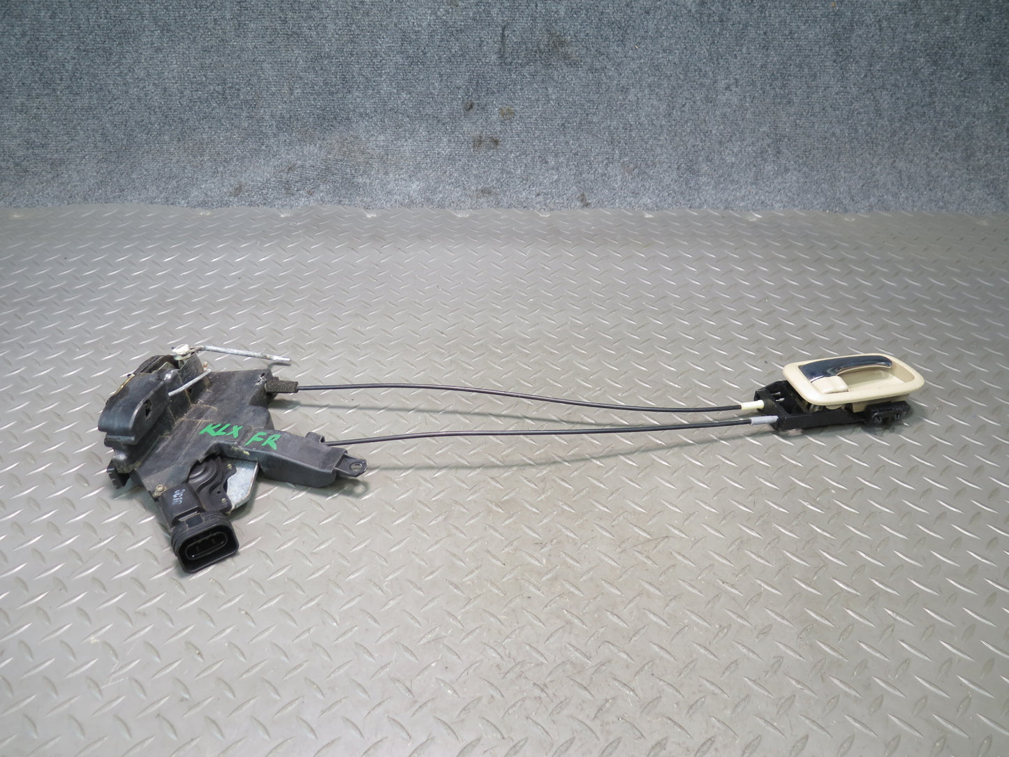 2003-2007 Lexus UZJ100L LX470 Front Right Door Lock Latch Actuator w Handle