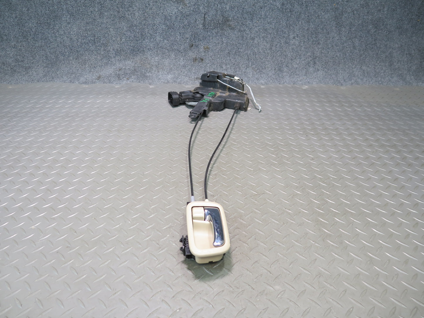 2003-2007 Lexus UZJ100L LX470 Front Right Door Lock Latch Actuator w Handle