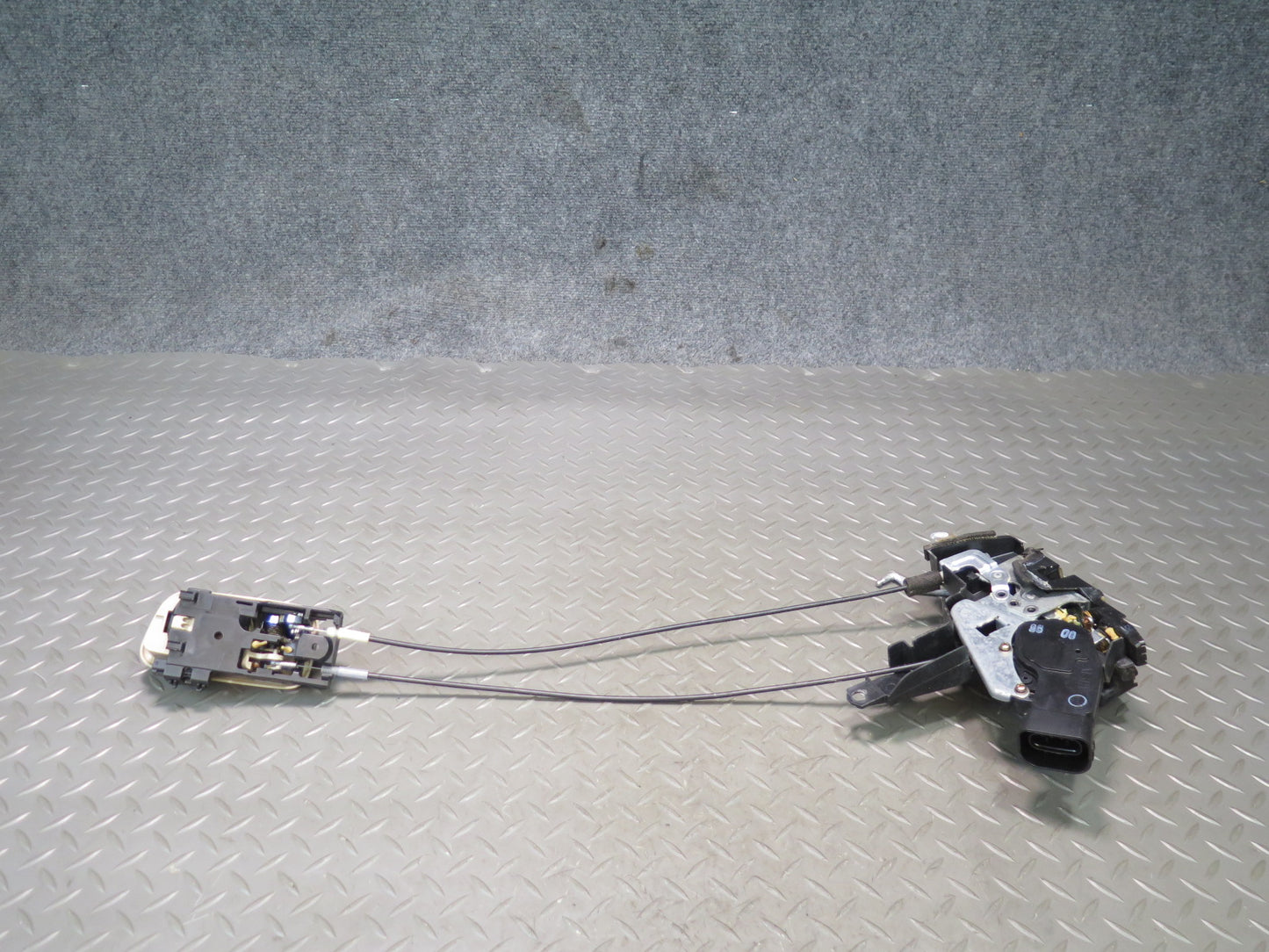 2003-2007 Lexus UZJ100L LX470 Front Right Door Lock Latch Actuator w Handle