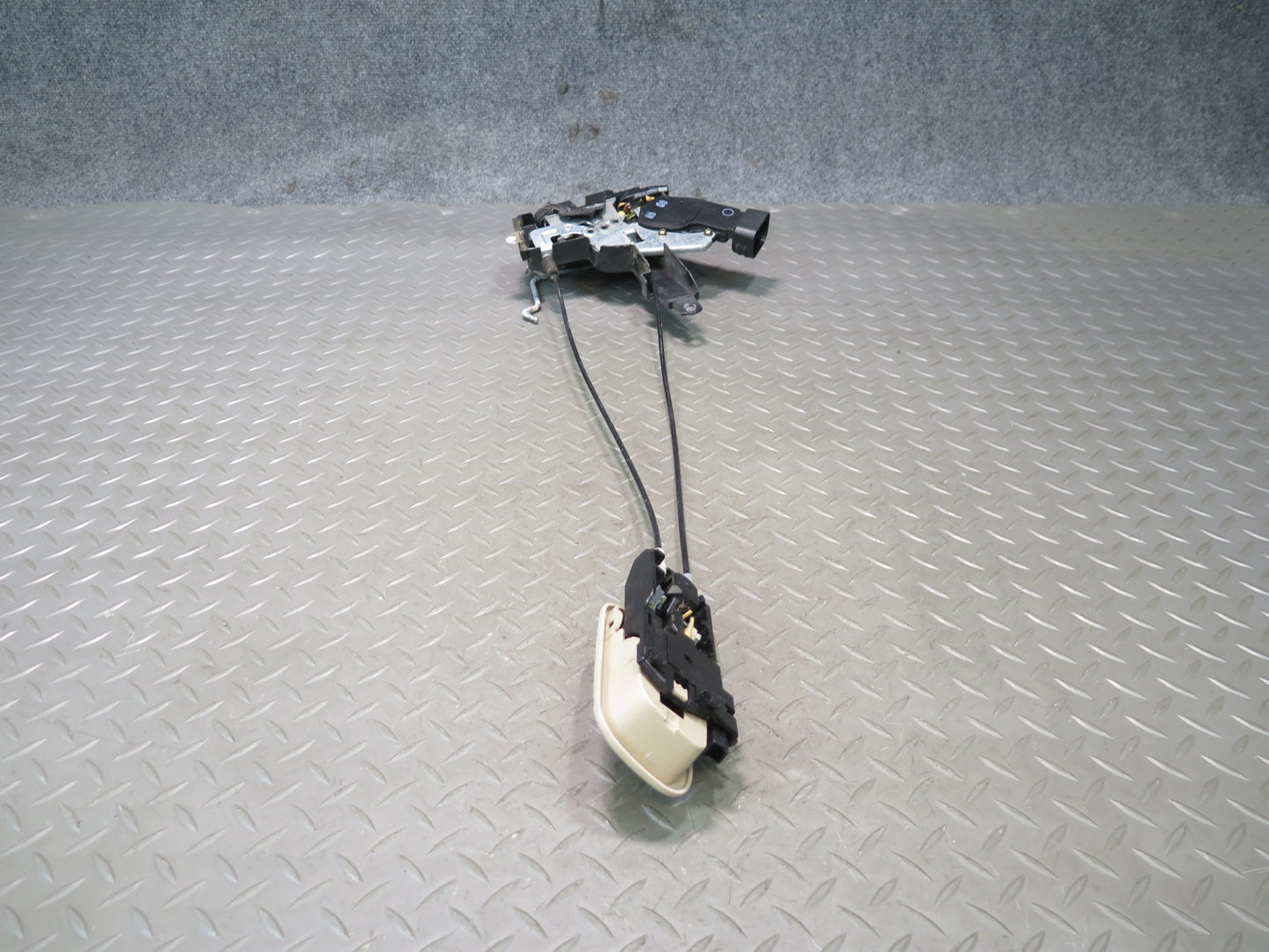 2003-2007 Lexus UZJ100L LX470 Front Right Door Lock Latch Actuator w Handle