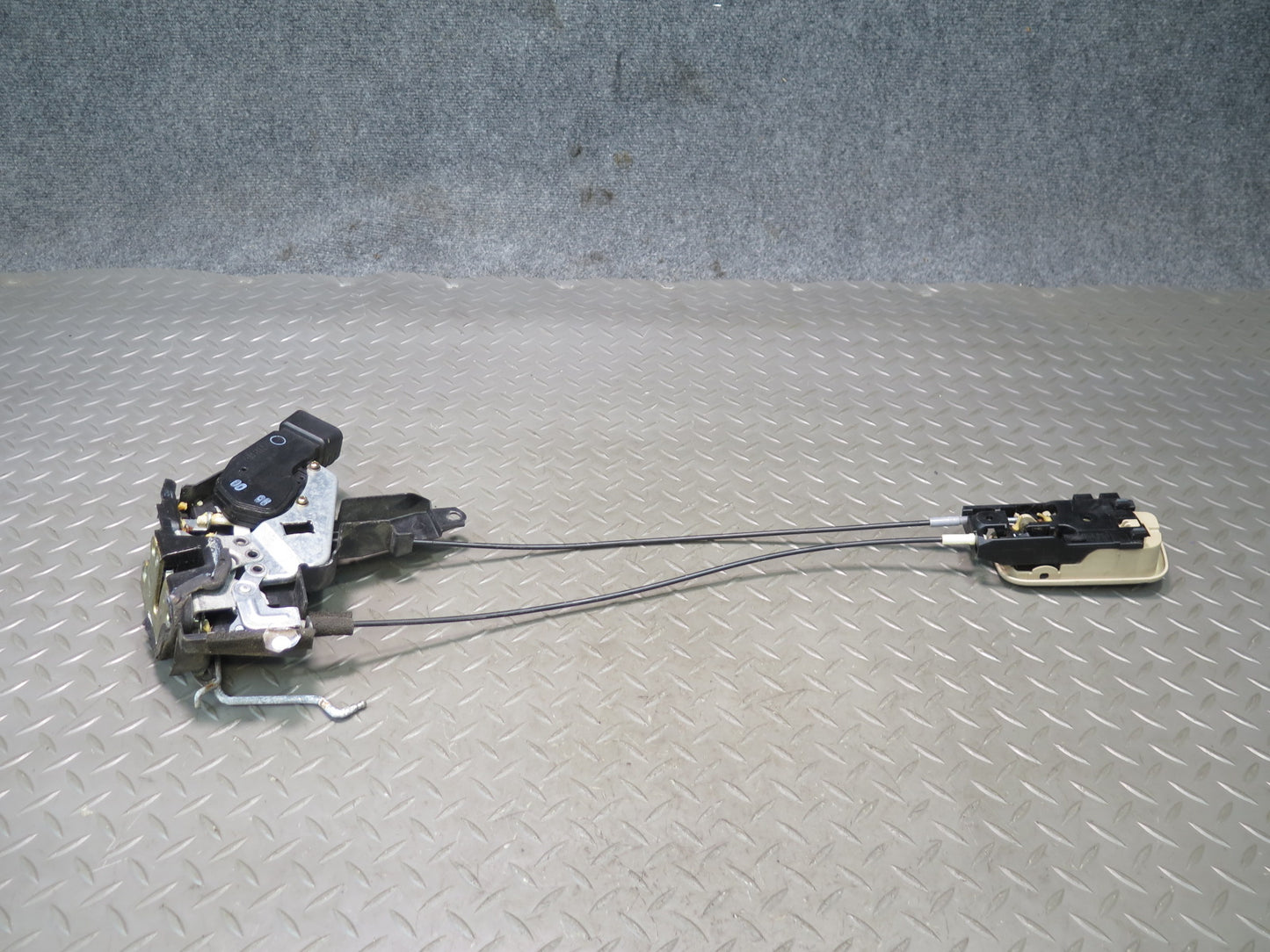 2003-2007 Lexus UZJ100L LX470 Front Right Door Lock Latch Actuator w Handle