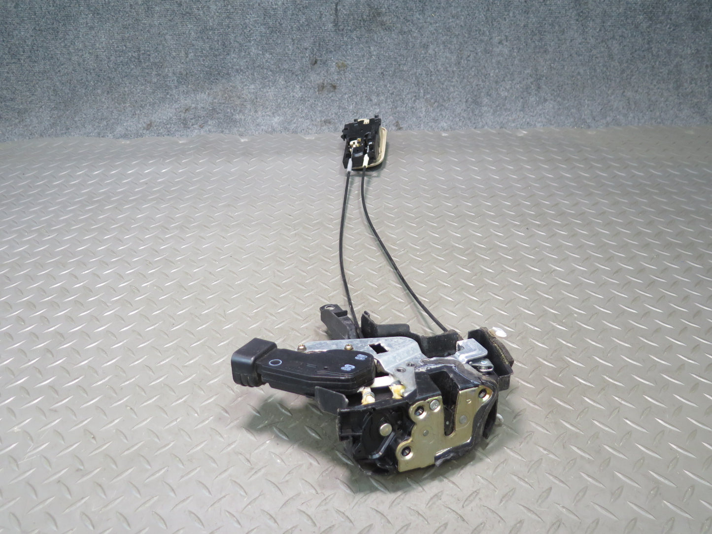 2003-2007 Lexus UZJ100L LX470 Front Right Door Lock Latch Actuator w Handle