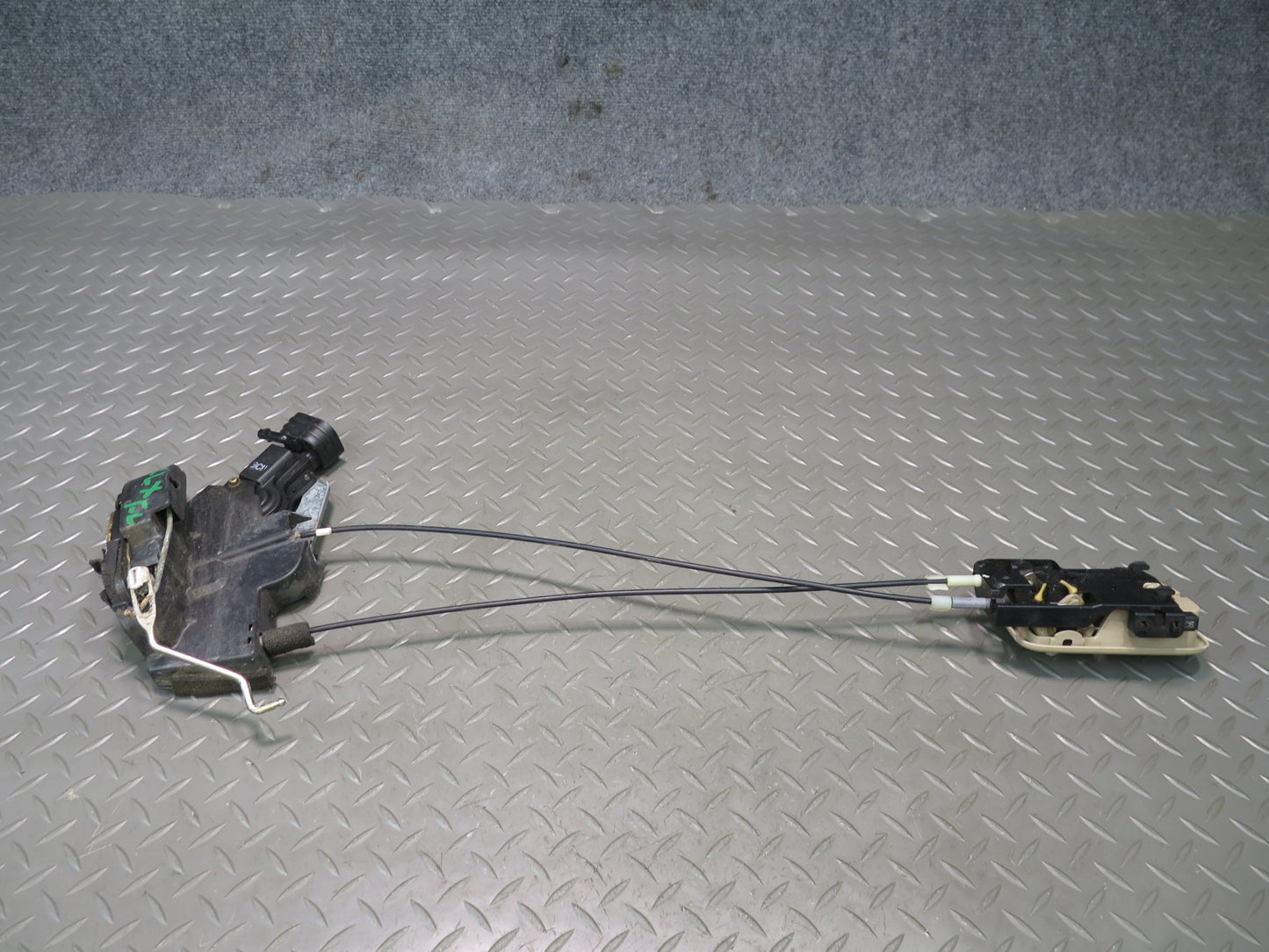 2003-2007 Lexus UZJ100L LX470 Front Left Door Lock Latch Actuator w Handle