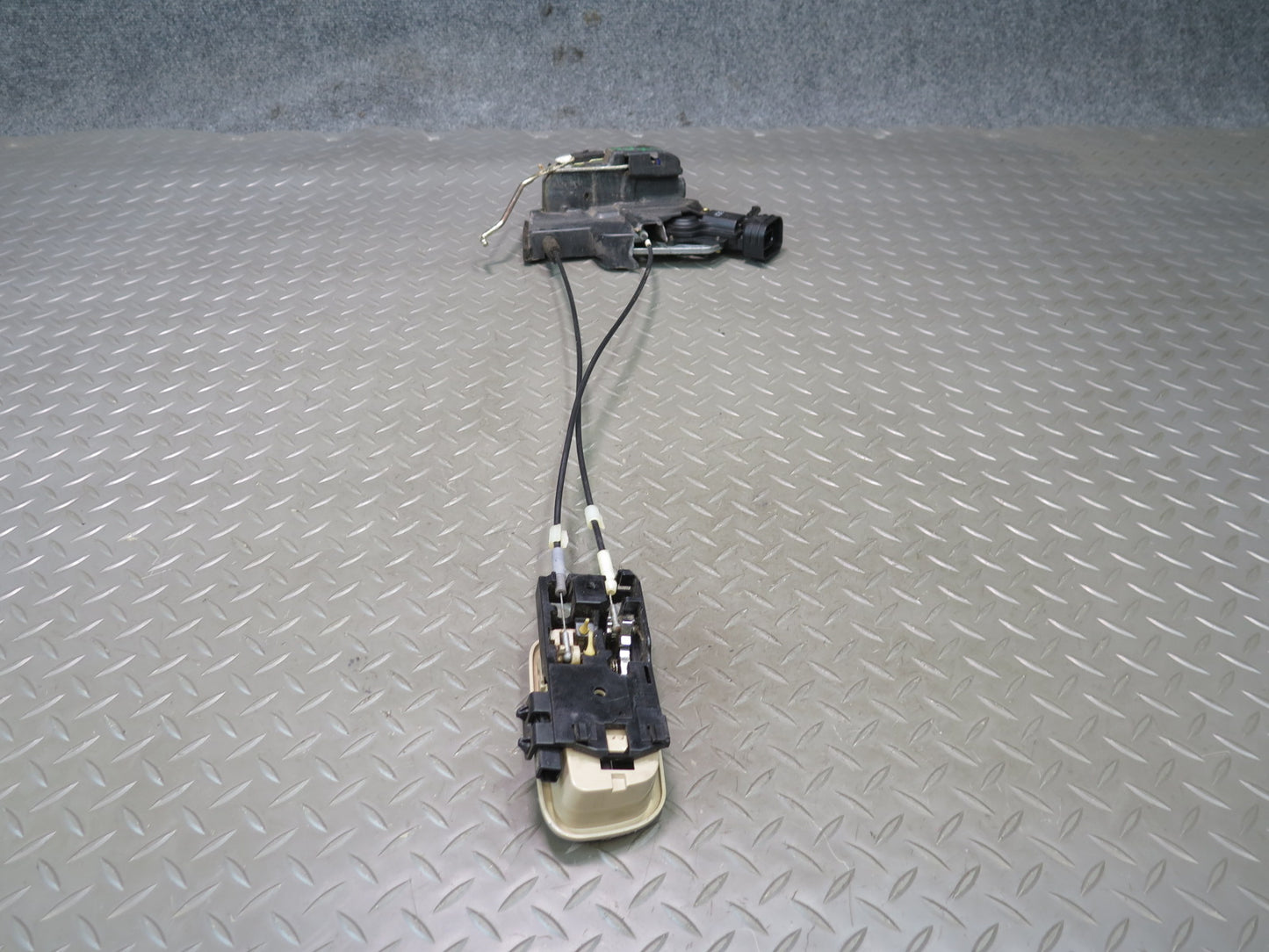 2003-2007 Lexus UZJ100L LX470 Front Left Door Lock Latch Actuator w Handle