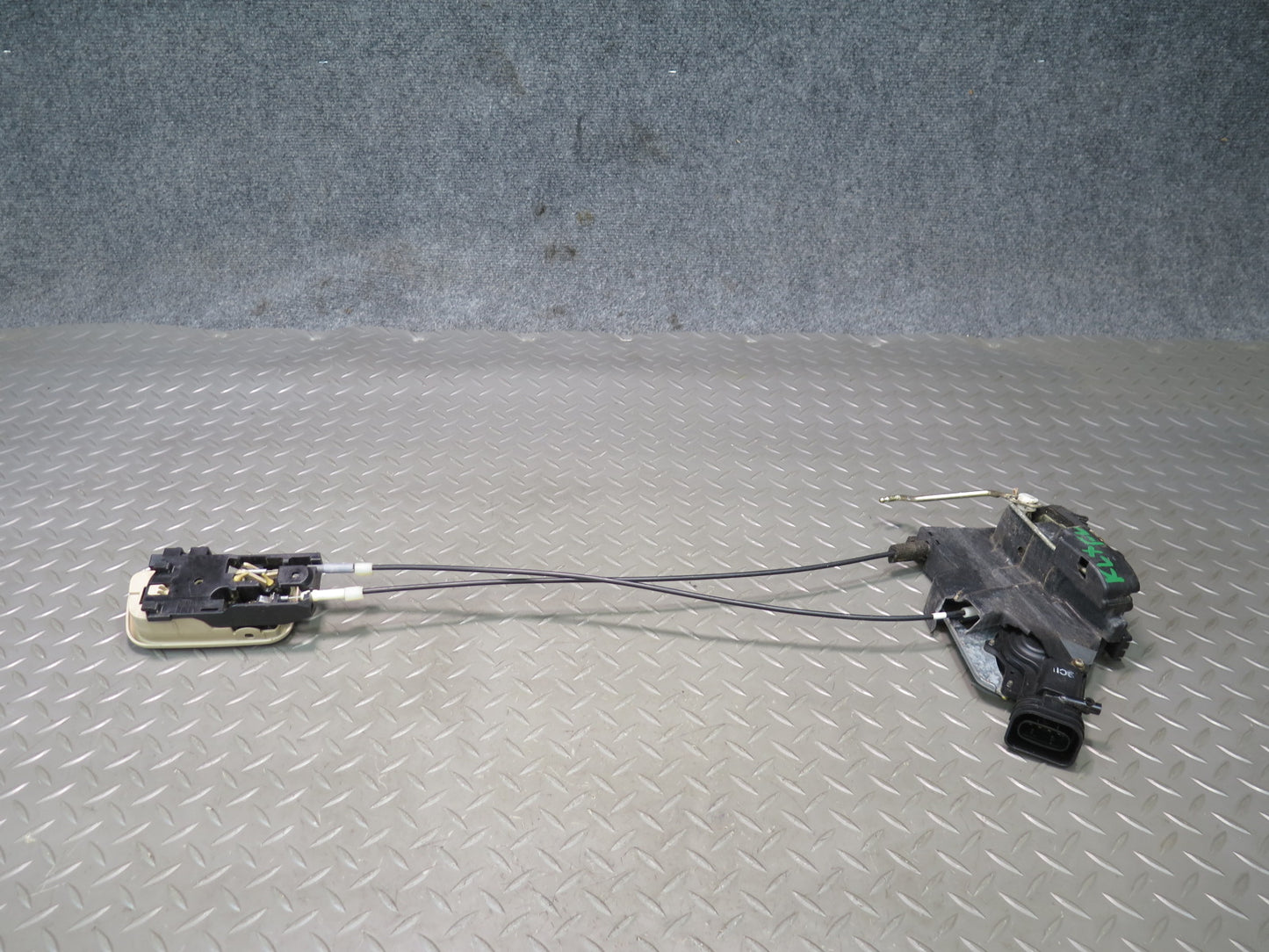 2003-2007 Lexus UZJ100L LX470 Front Left Door Lock Latch Actuator w Handle