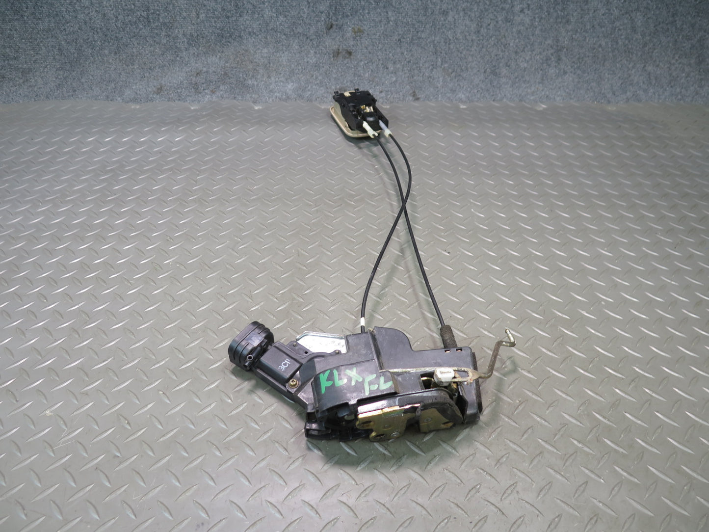 2003-2007 Lexus UZJ100L LX470 Front Left Door Lock Latch Actuator w Handle