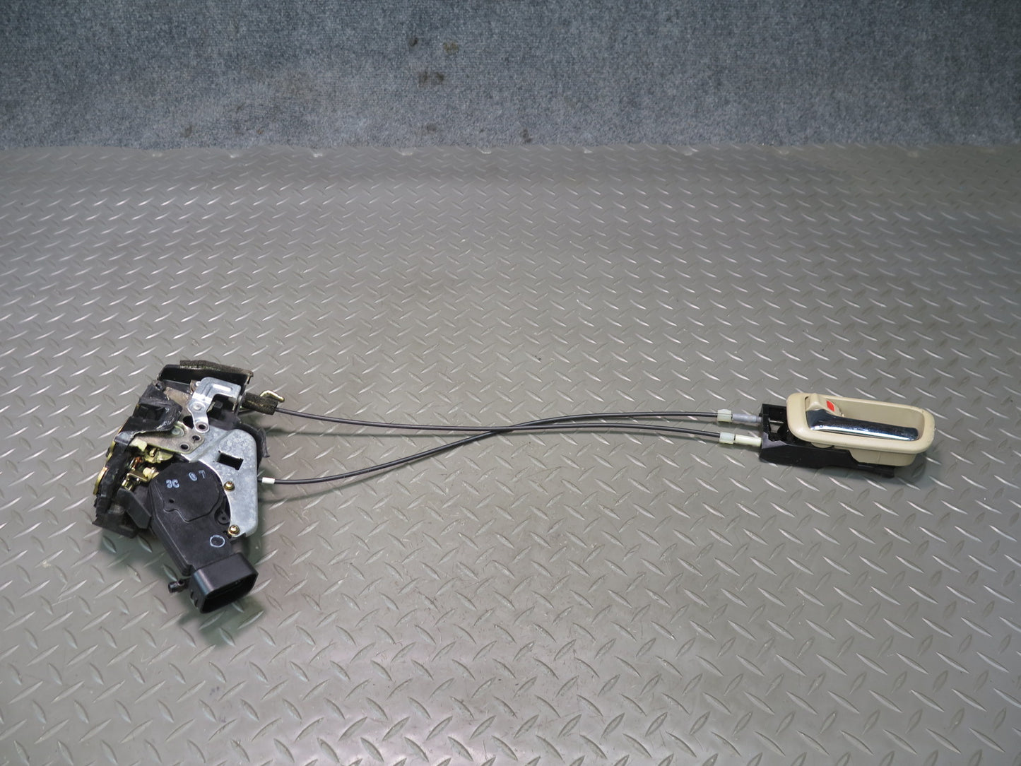 2003-2007 Lexus UZJ100L LX470 Front Left Door Lock Latch Actuator w Handle