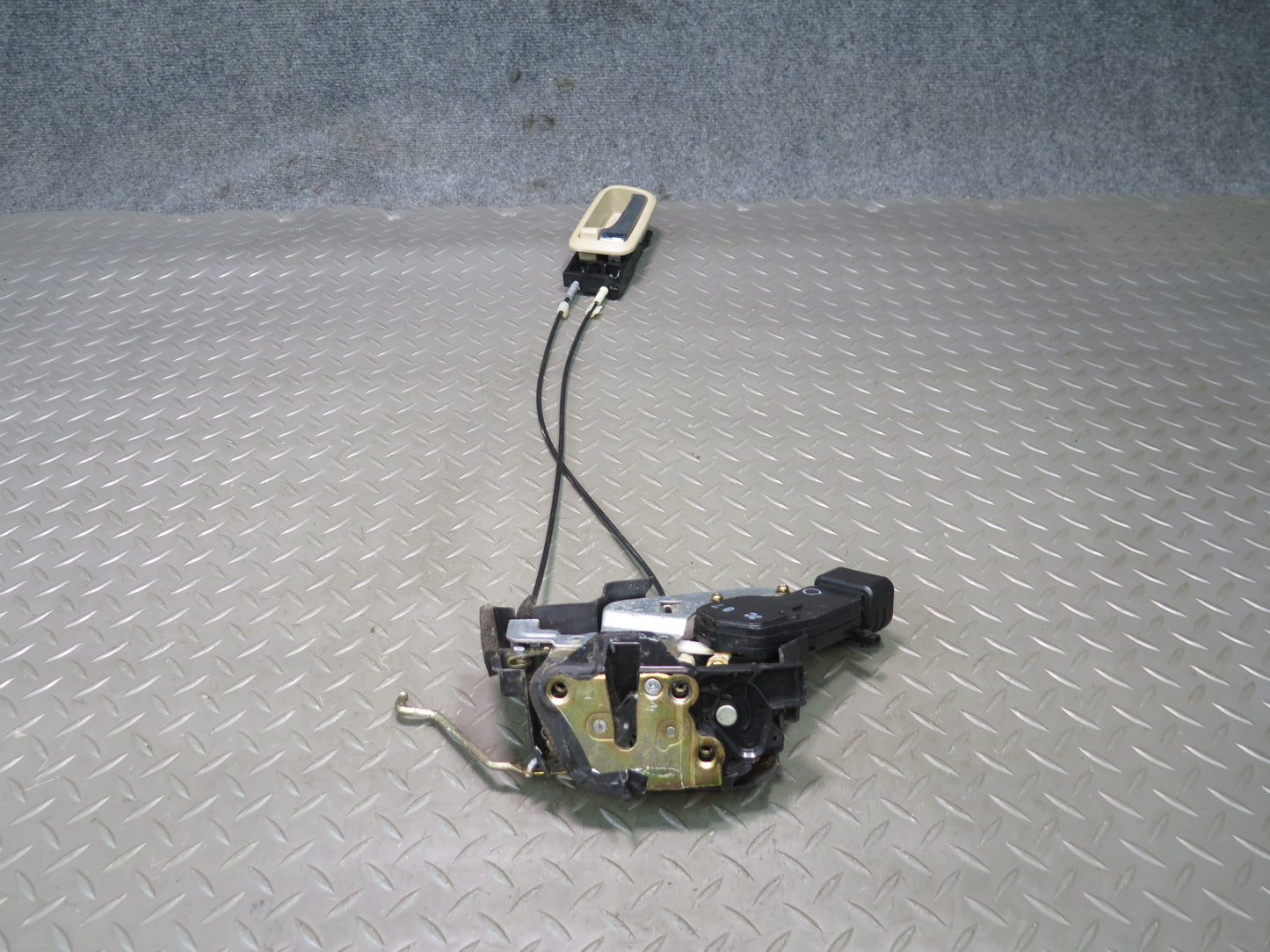2003-2007 Lexus UZJ100L LX470 Front Left Door Lock Latch Actuator w Handle