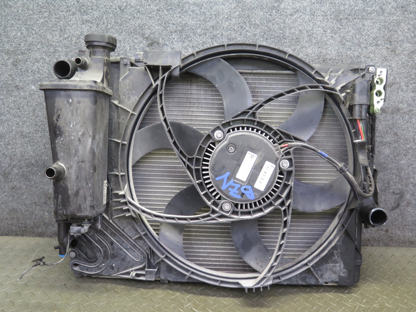 03-08 BMW E85 Z4 3.0L N52 MT Radiator Condenser Fan Motor Expansion Tank Set OEM