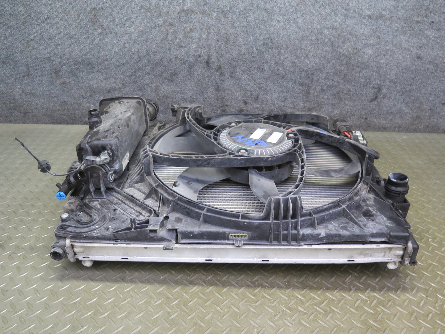 03-08 BMW E85 Z4 3.0L N52 MT Radiator Condenser Fan Motor Expansion Tank Set OEM