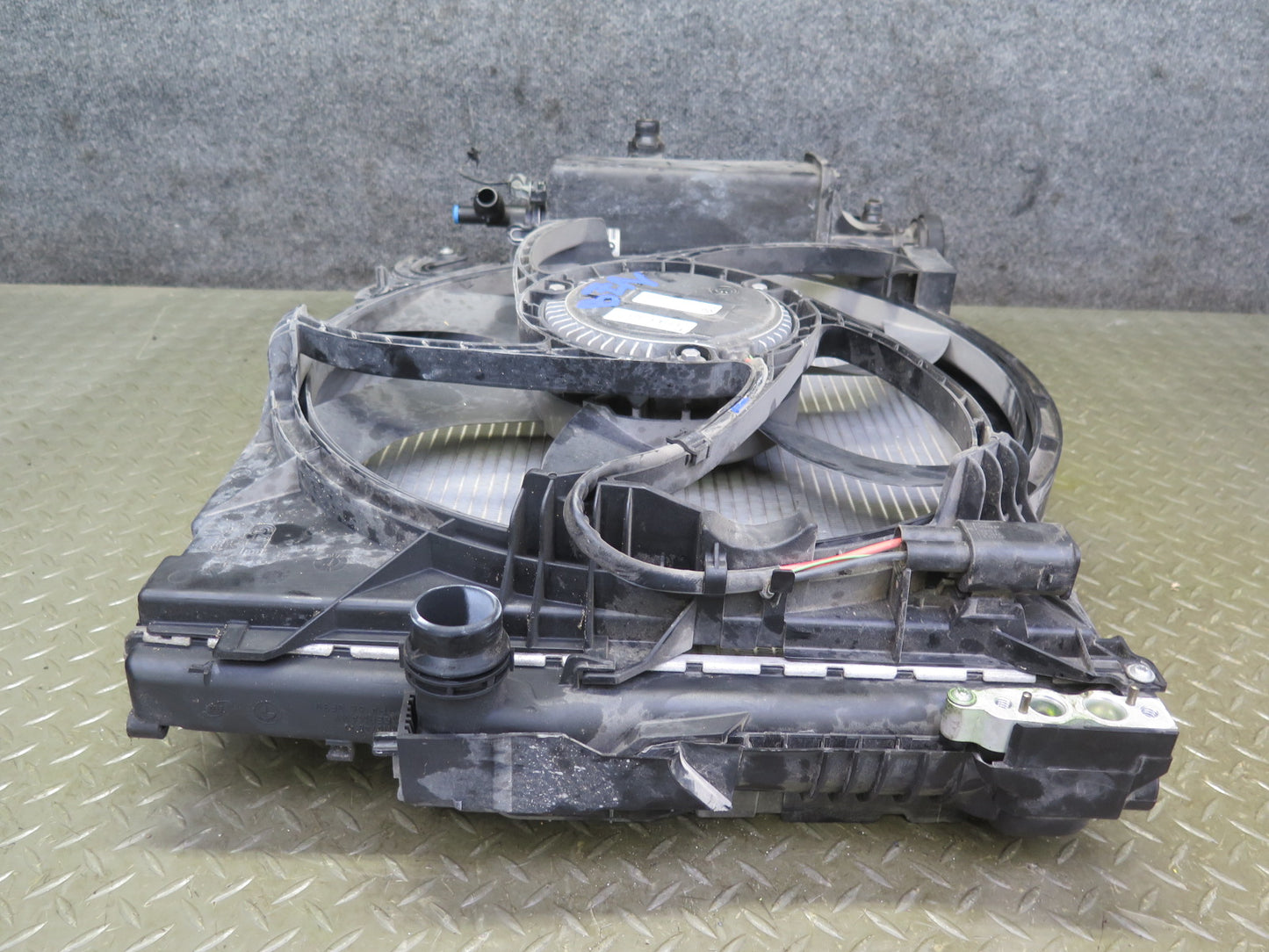 03-08 BMW E85 Z4 3.0L N52 MT Radiator Condenser Fan Motor Expansion Tank Set OEM