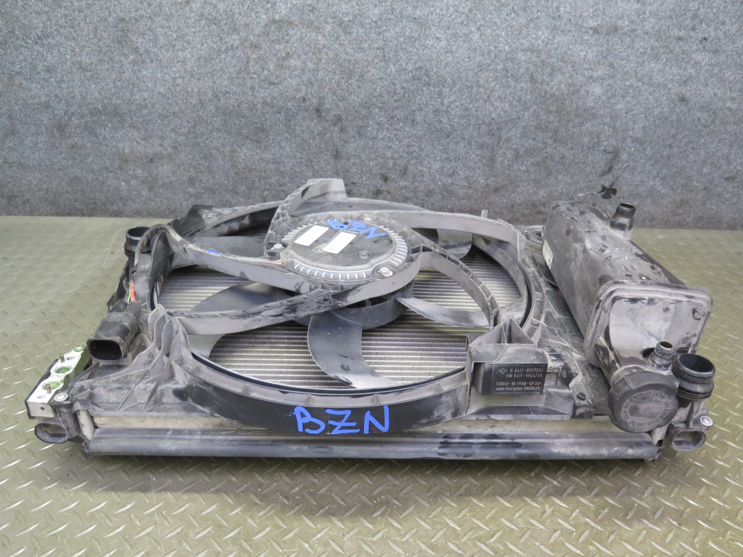 03-08 BMW E85 Z4 3.0L N52 MT Radiator Condenser Fan Motor Expansion Tank Set OEM