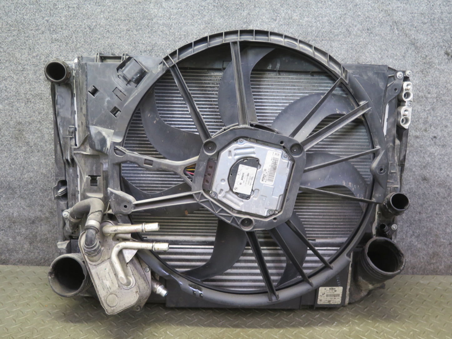 2011 BMW E89 Z4 N54 A/T DCT Engine Radiator Condenser Fan Shroud Oil Cooler Assy
