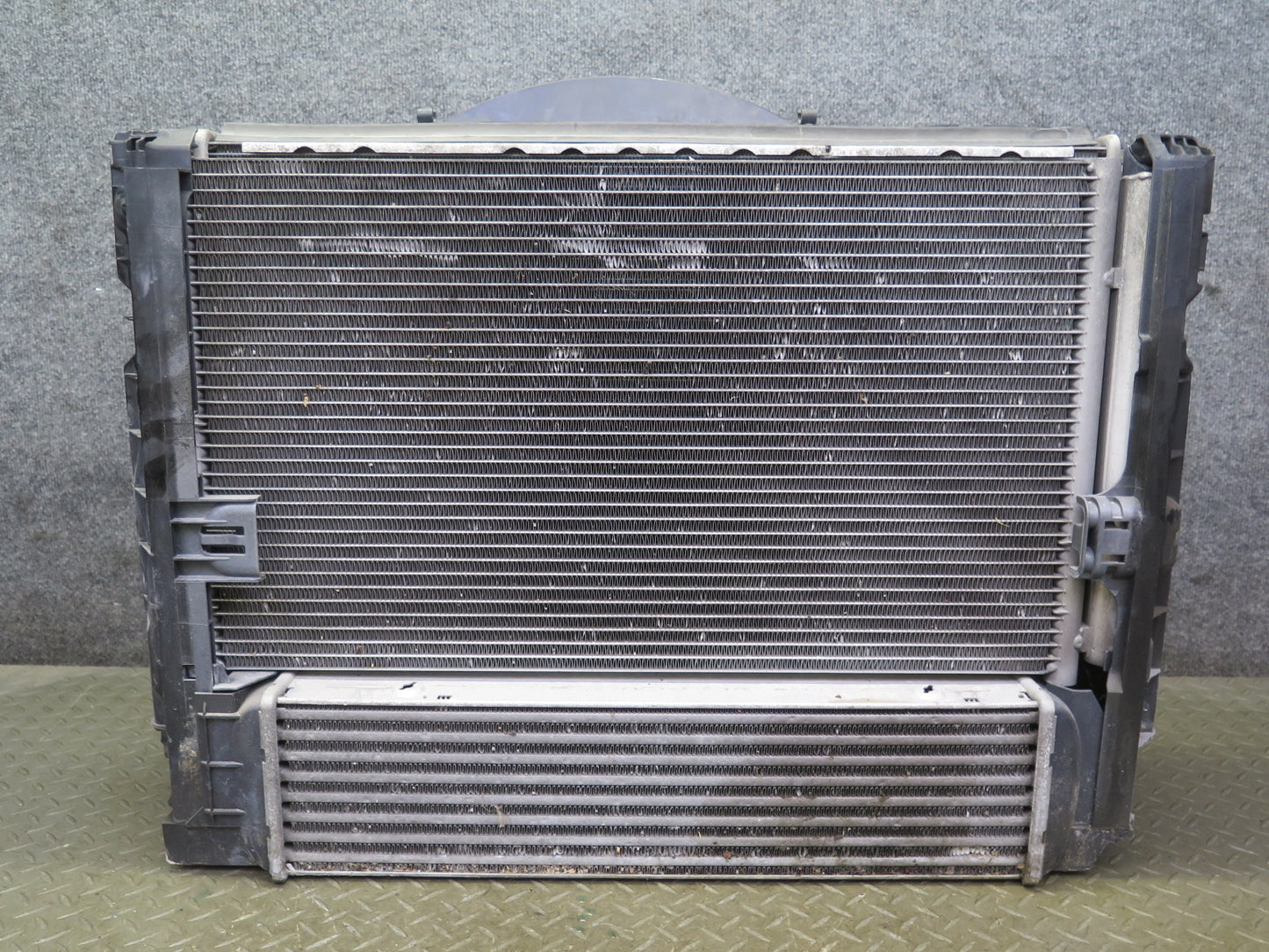 2011 BMW E89 Z4 N54 A/T DCT Engine Radiator Condenser Fan Shroud Oil Cooler Assy