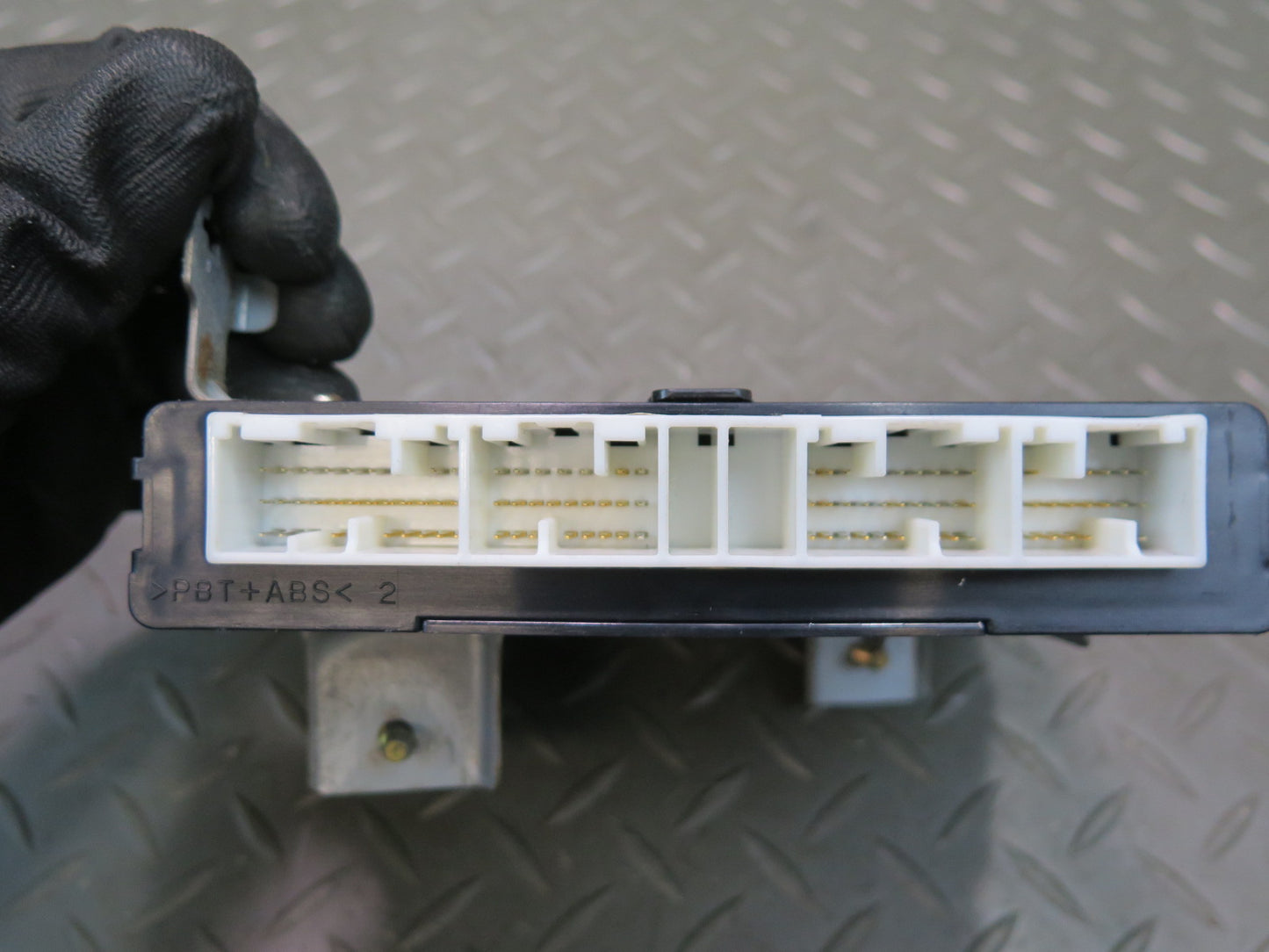 2003-2005 Lexus UZJ100L LX470 ABS VSC Traction Skid Stability Control Module